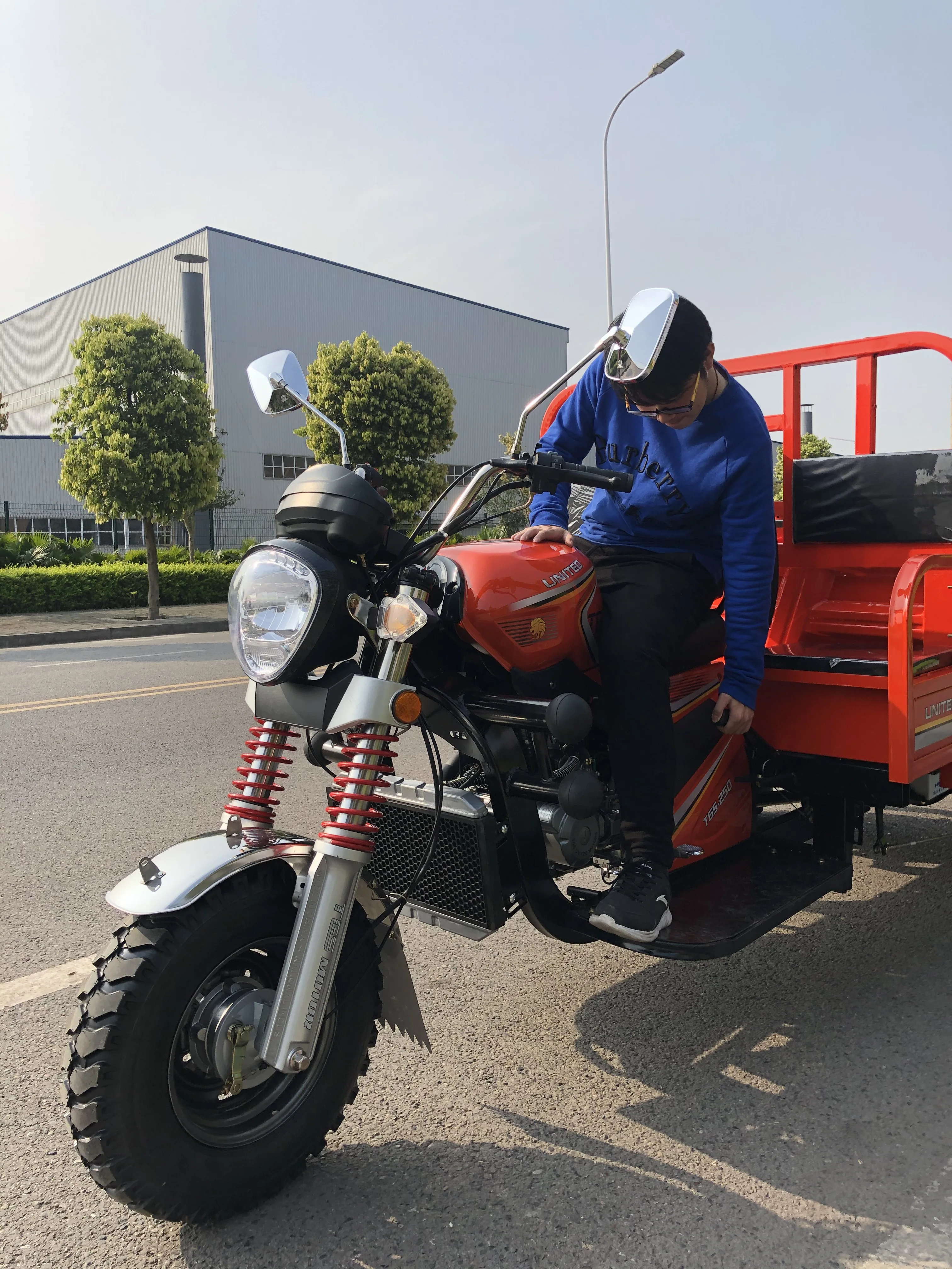 TBS ChongQing 2021  cargo tricycle with gasoline Max Load 1500-2000KG for african market