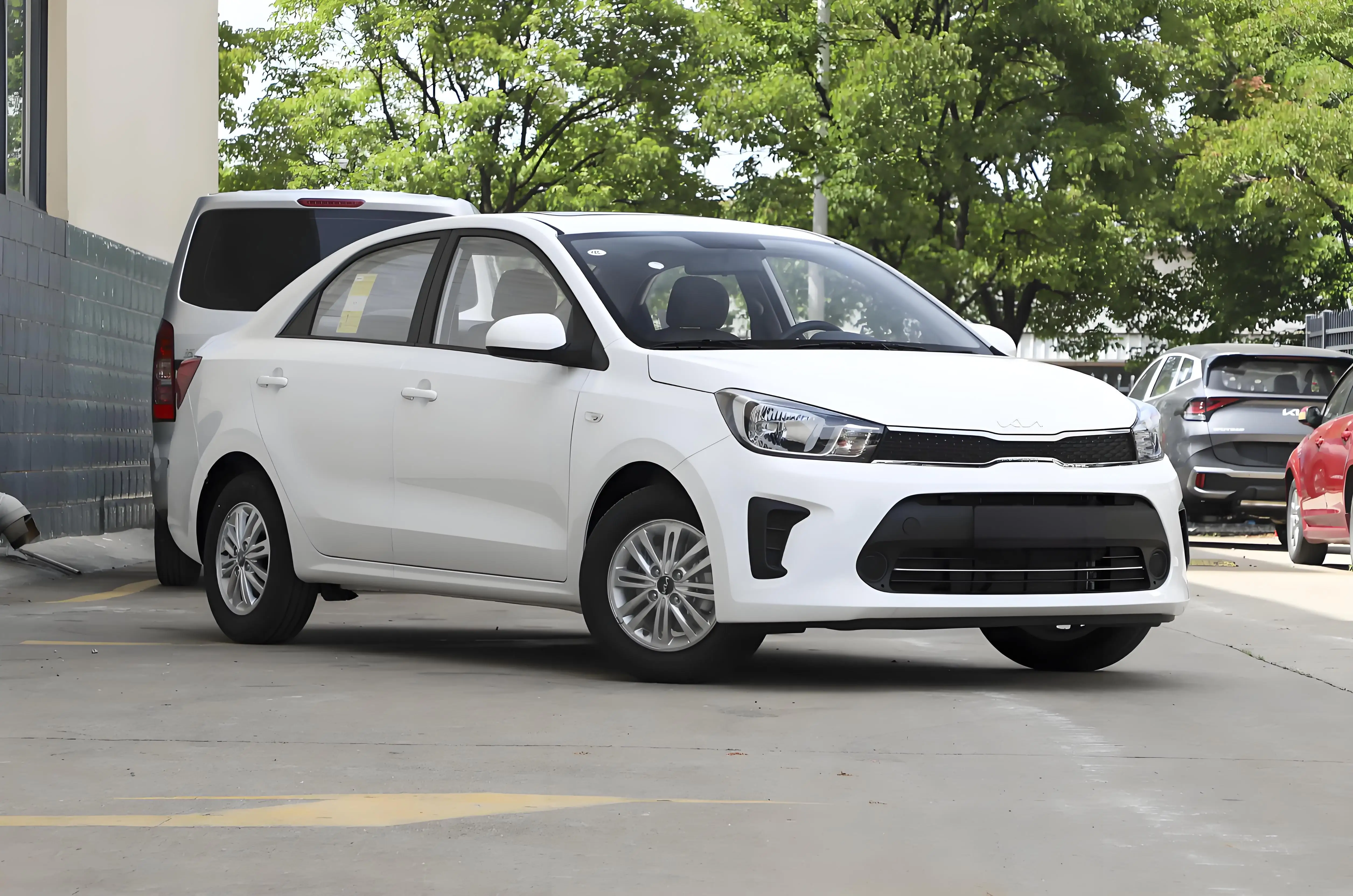 KIA Pegas 1.4L Gasoline Petrol Cheap Low Cost Sedan Chinese Car Motor FWD Small Car Automobile at Low Price Skyroof Automatic