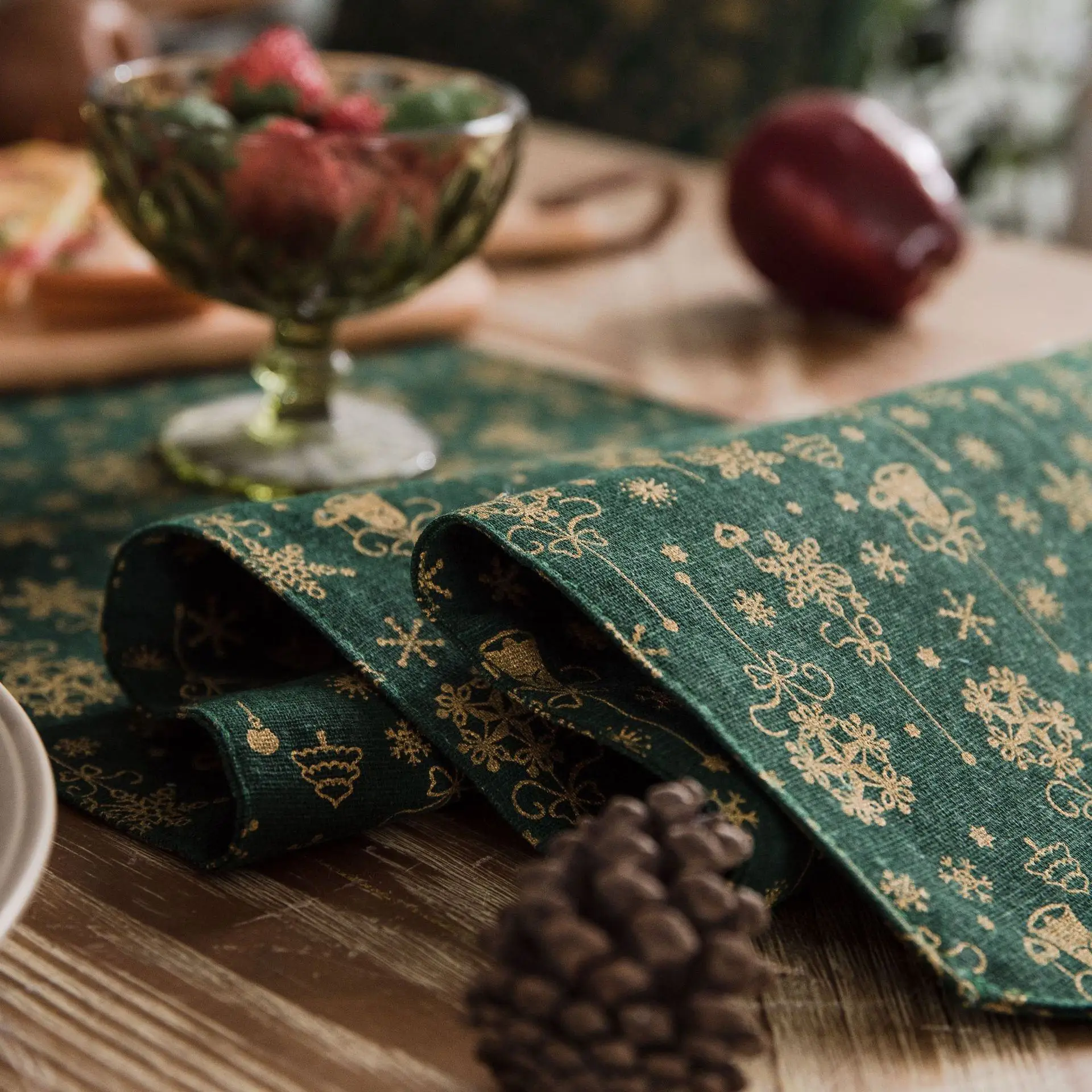 Modern Luxury Golden Jacquard High End Dining Table Runner for Christmas Home Dining Table Decor