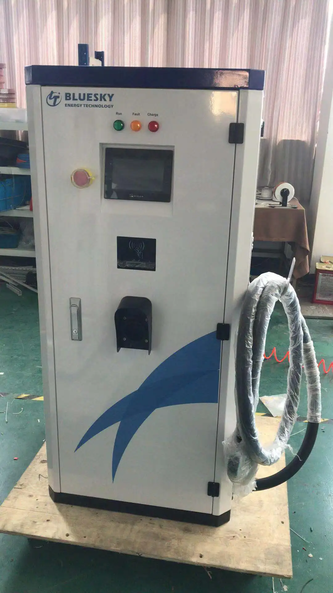 Солнечного коллектора GB/T EV зарядное устройство 60 кВт Одноместный пистолет для электротранспортного средства 0 - 200ADC 12 месяцев BESC-60KW ISO14001 Bluesy CN;ZHE IP 54 60KW