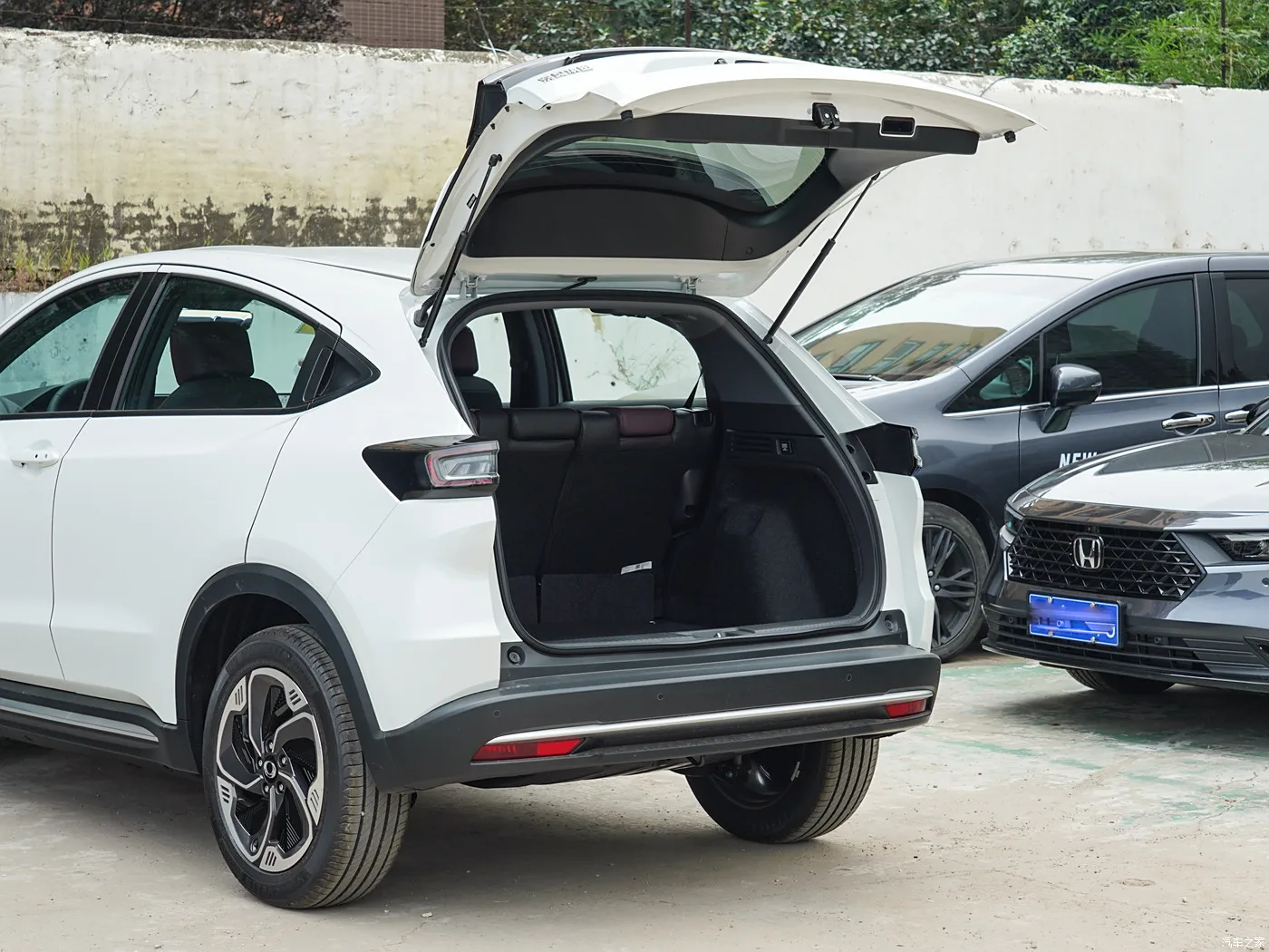 Низкая цена Новый энергетический автомобиль 2023 2024 500 км длительный срок службы батареи EV DONGFENG HON-DA MNV компактный внедорожник экспорт в ARMENIA
