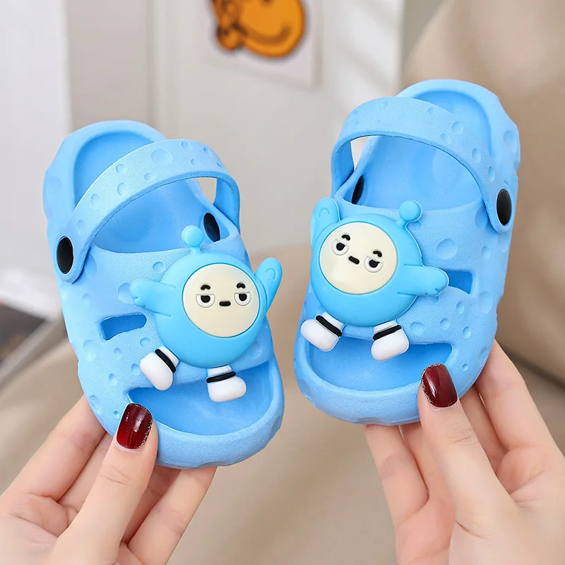 Оптовая продажа новый дизайн милые Мультяшные туфли из ПВХ обувь на нескользящей подошве сандалии детские летние тапочки для девочек и мальчиков