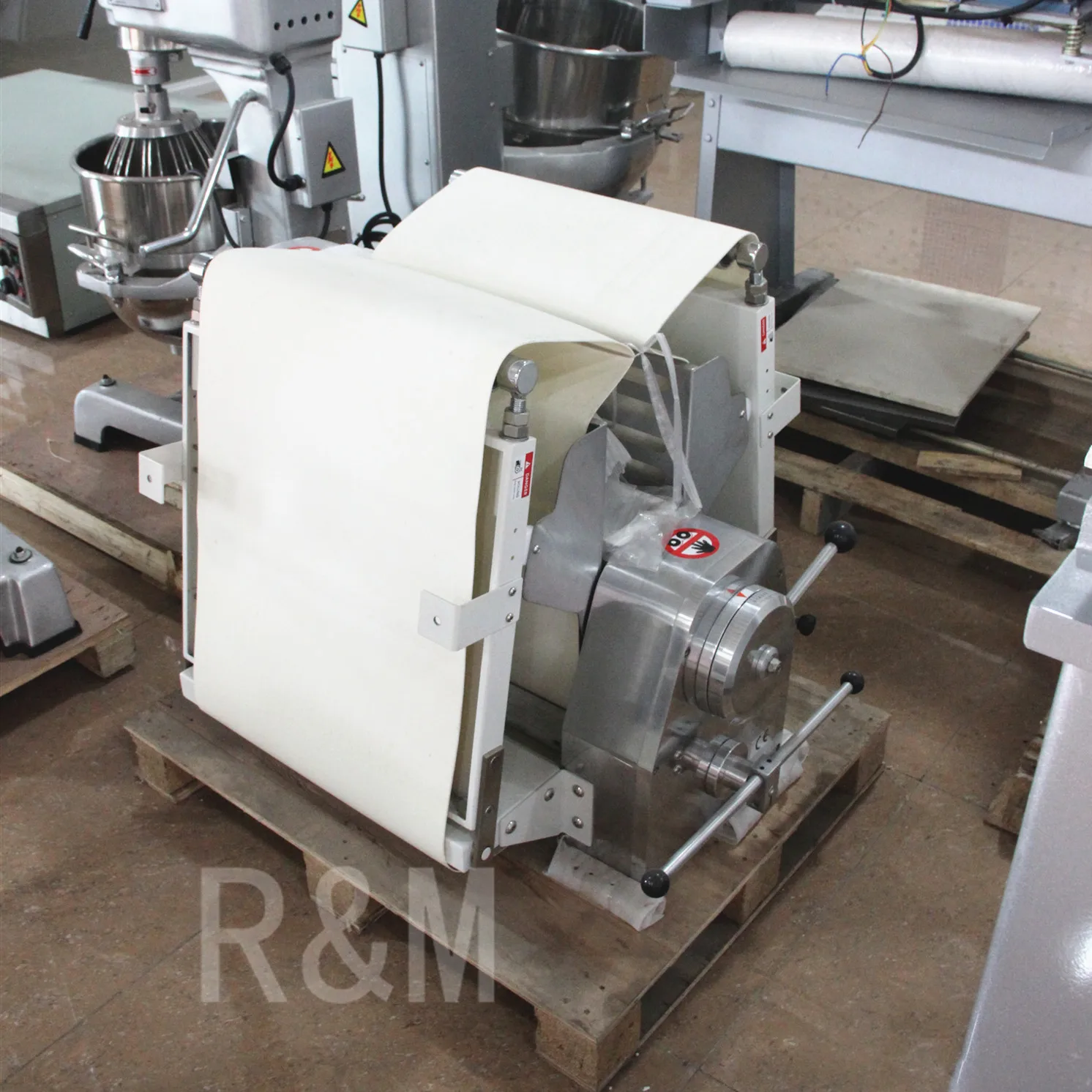 
RM Bread bakery dough pastry sheeter laminadora de masa roller,croissant automatic puff pastry dough sheeter machine price press 
