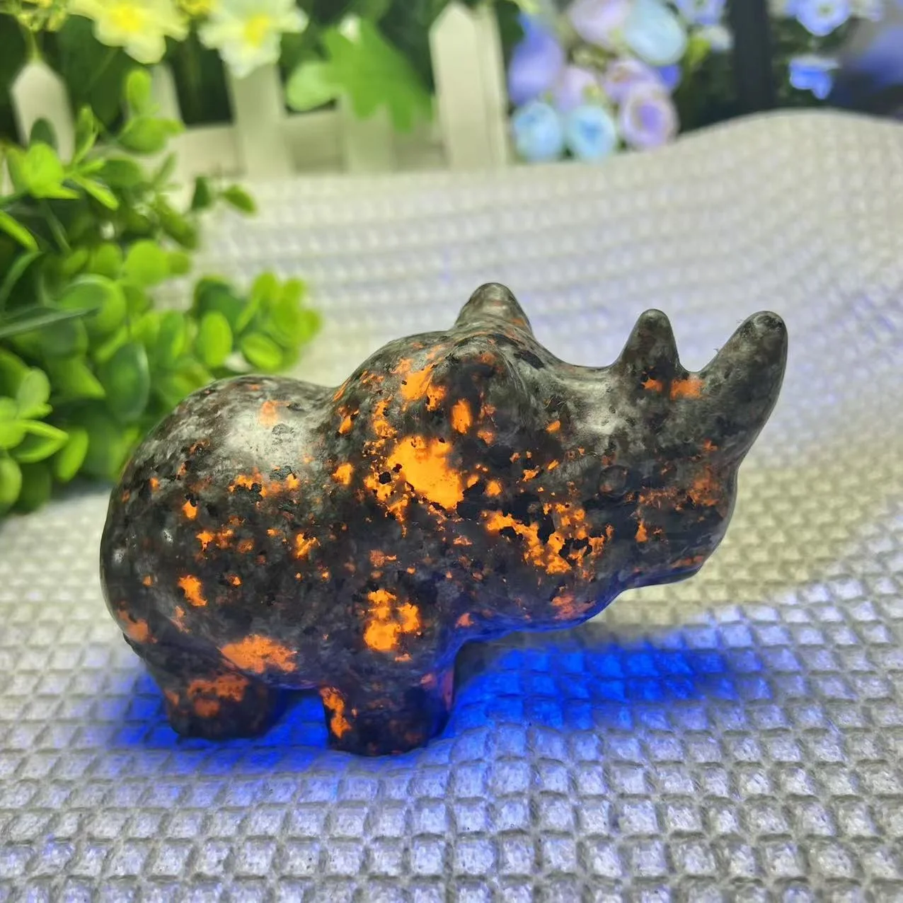 Selling Large Size Yooperlite Rhino Carving UV Fluorescent Yooperlite Spirit Healing Crystal Animal Home Decor