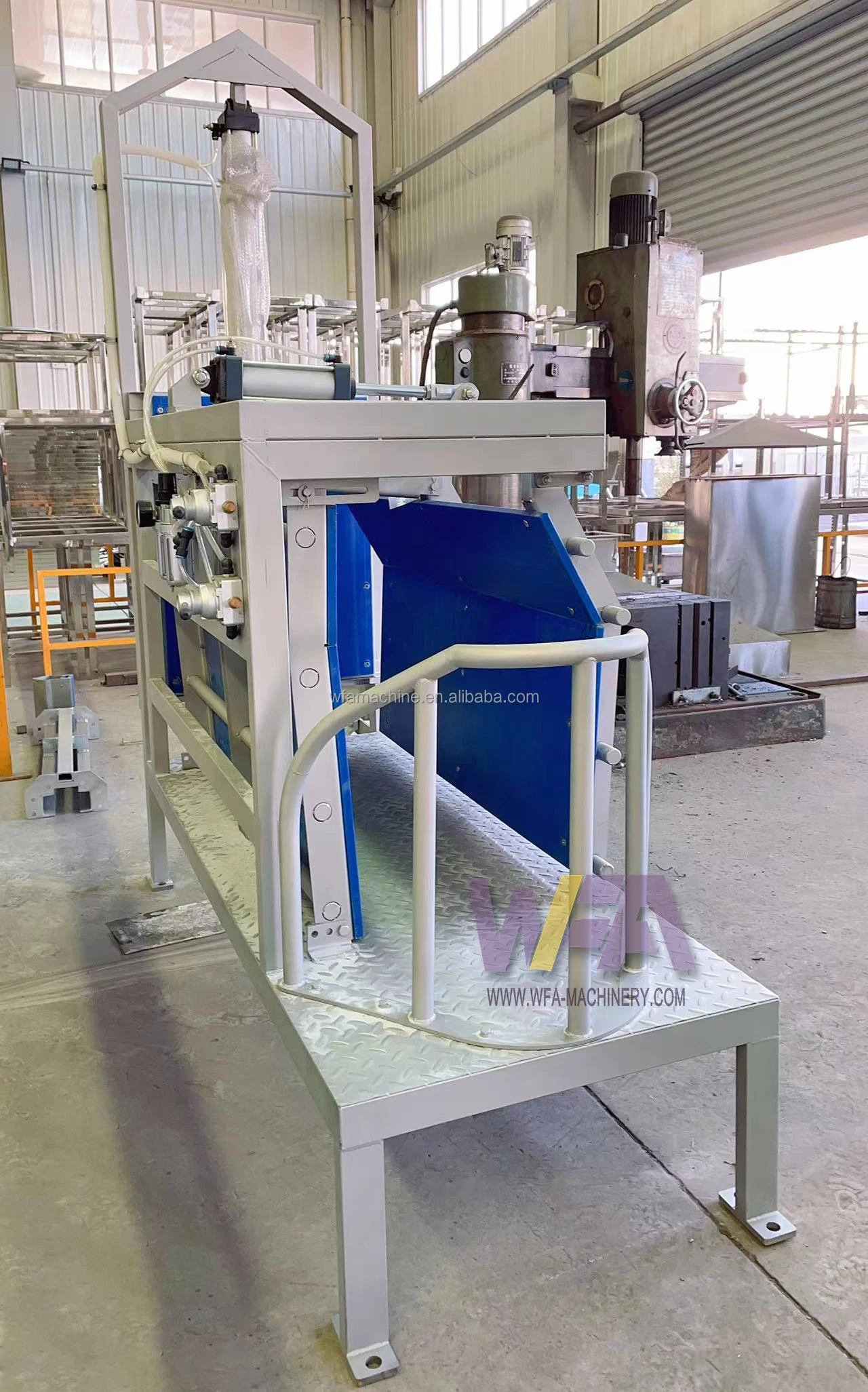 Hot Sale Livestock Abattoir Equipment Pork Meat Processing Line Slaughterhouse Stunning Box For Pig Processing Plant