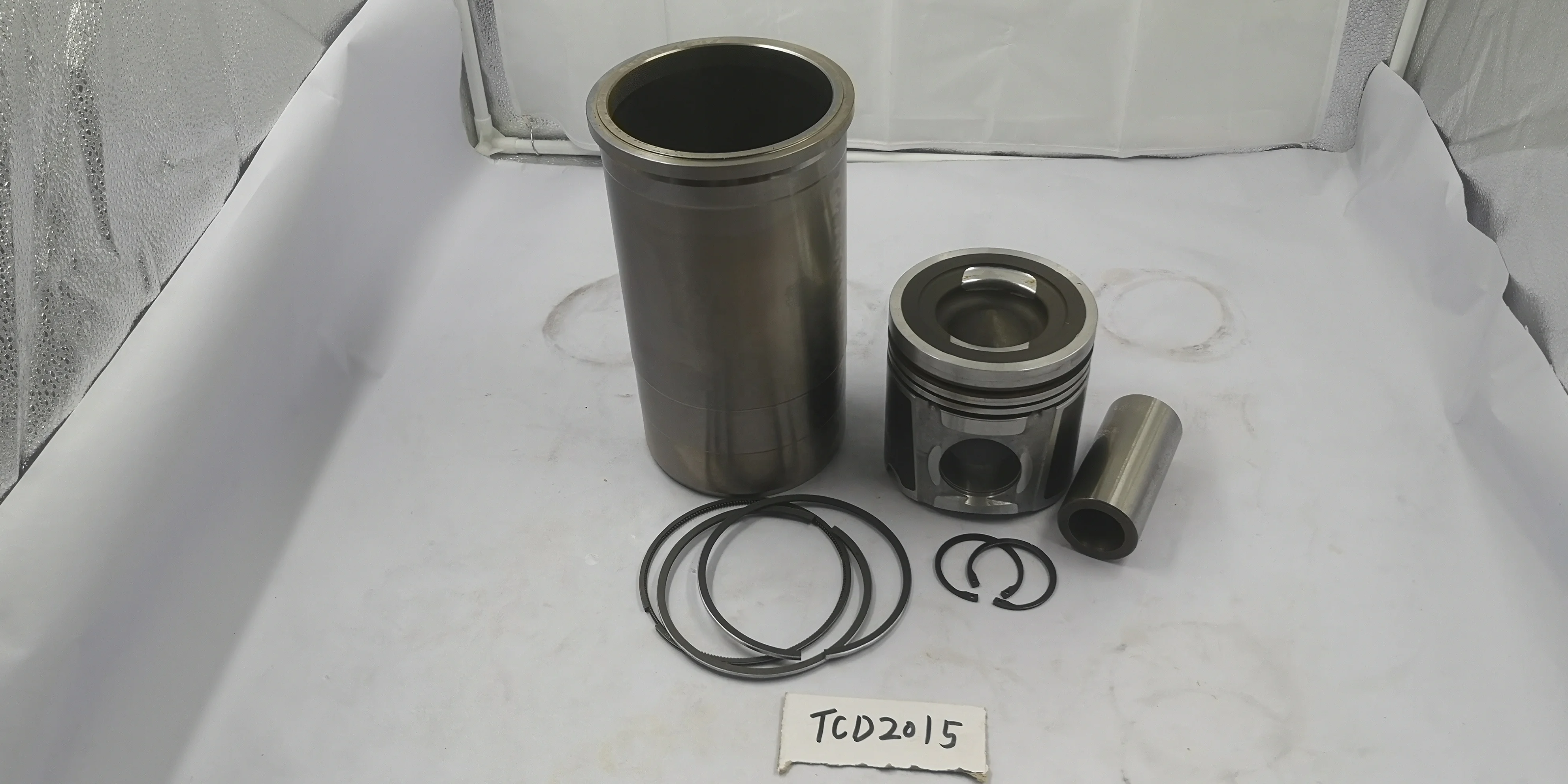  Deutz TCD 2015 V06 комплект поршней 0426