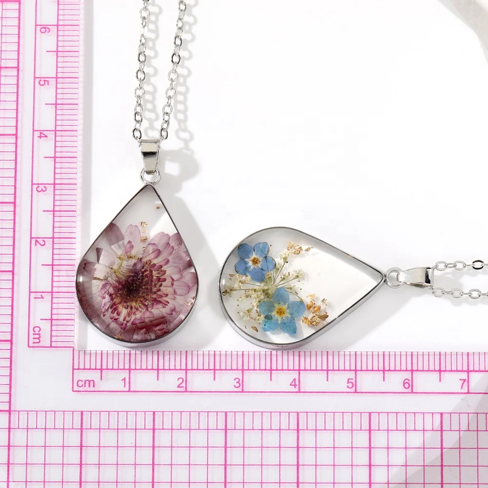 Transparent Glue Daisy Butterfly Pendant Necklace Plated White Gold Water Drop Shaped Colorful Dried Flower Necklace For Women
