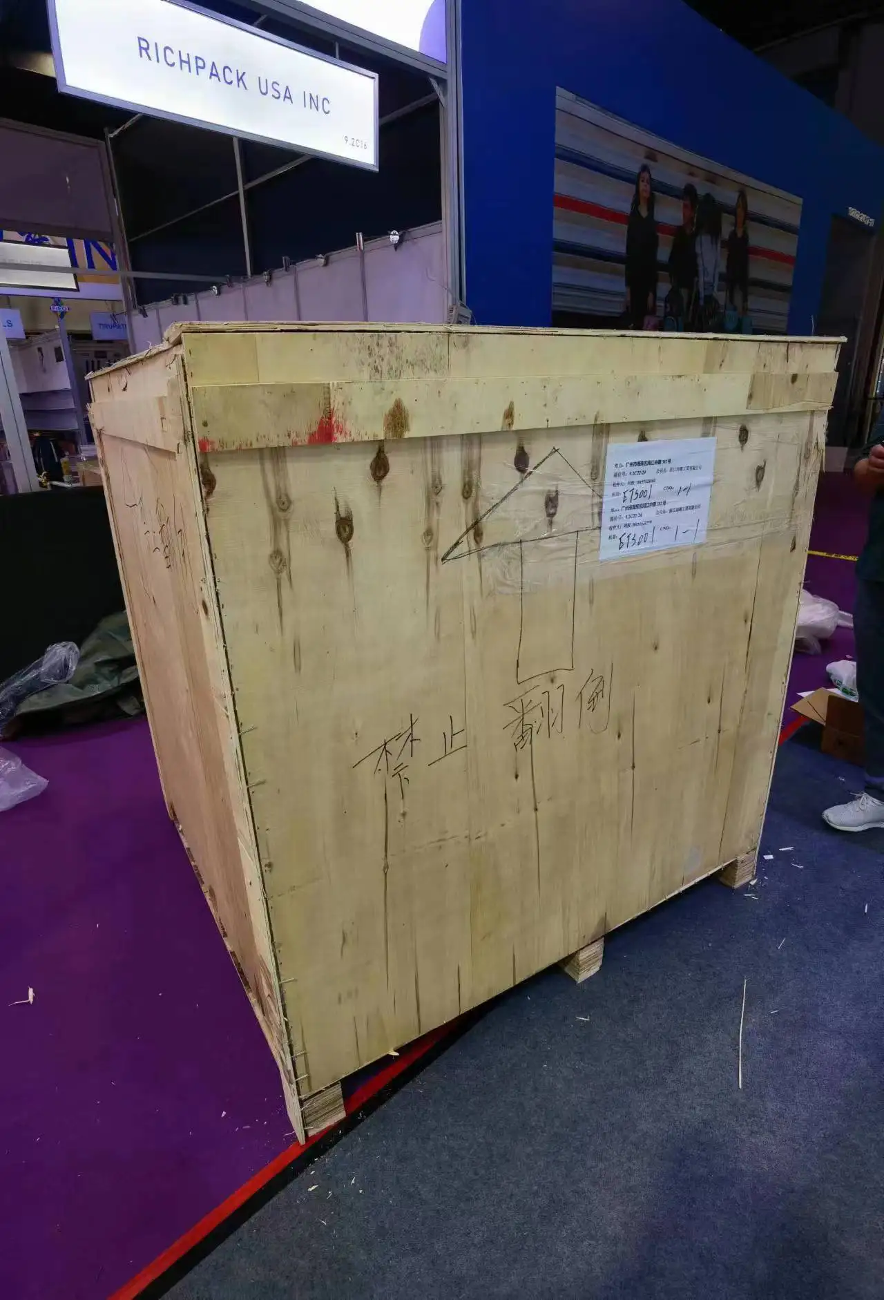 Hotsale fitness automatic soccer game football launcher machine gym fitness club/ school equipment/teenagers/children