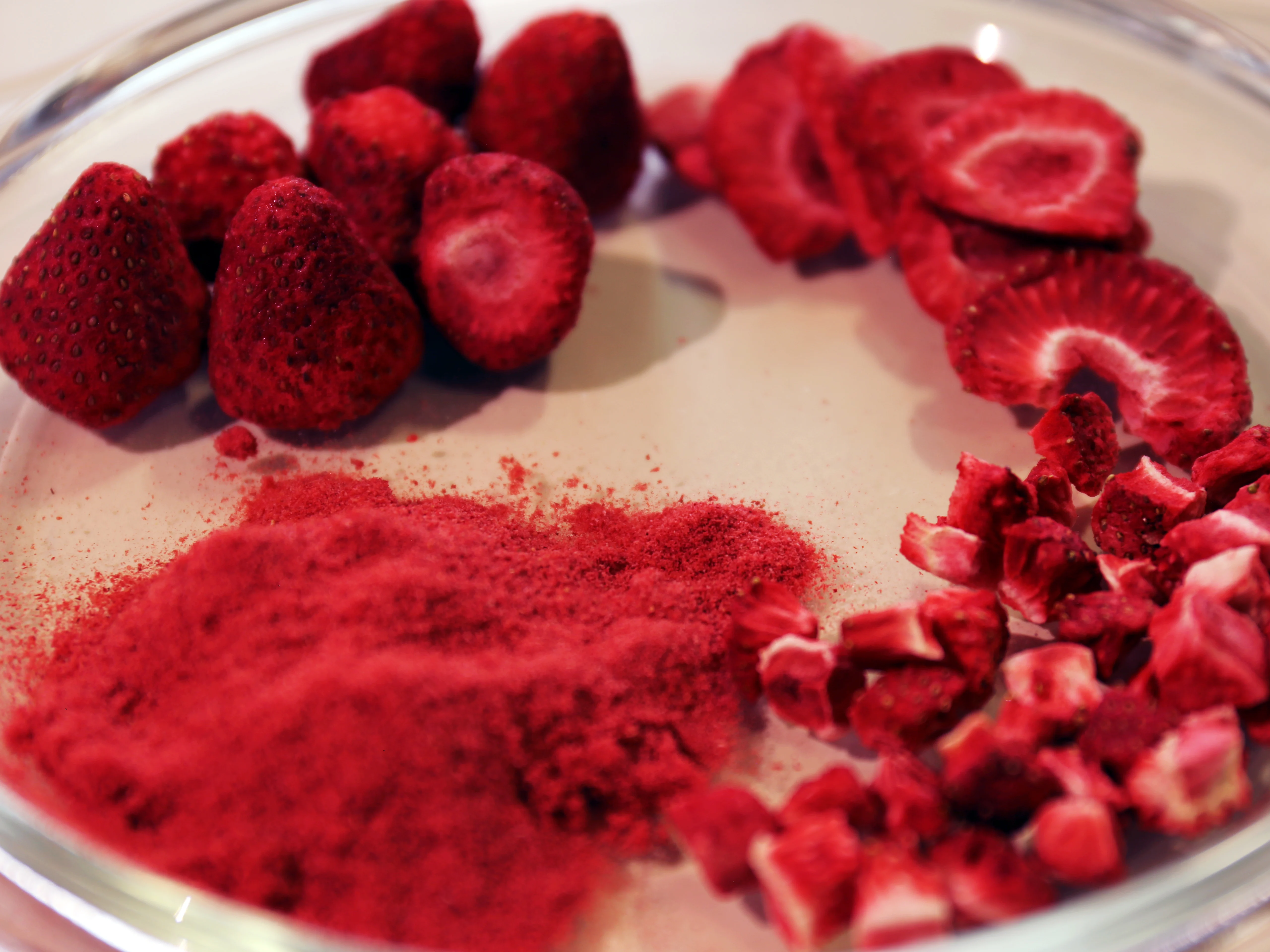 Замороженные сушеные фрукты OEM завод Замороженные сушеные клубники Ломтики/кубики Замороженные сушеные продукты