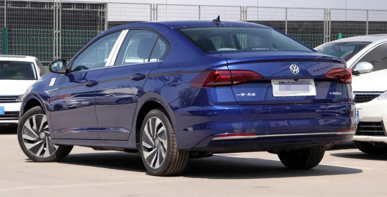 High-speed adult electric cars selling 4 doors and 5 seats in China