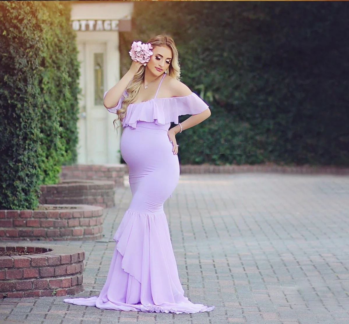 Шифоновое свадебное платье для беременных с оборками и открытыми плечами на тонких бретельках