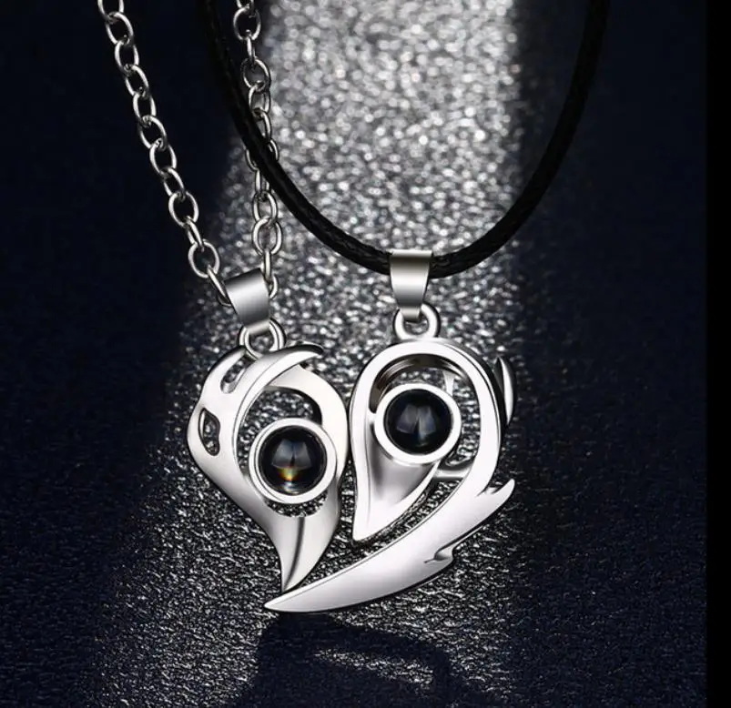 
Couple Necklace A pair of heart-shaped magnetism in 100 languages I love you men and women pendant clavicle chain 