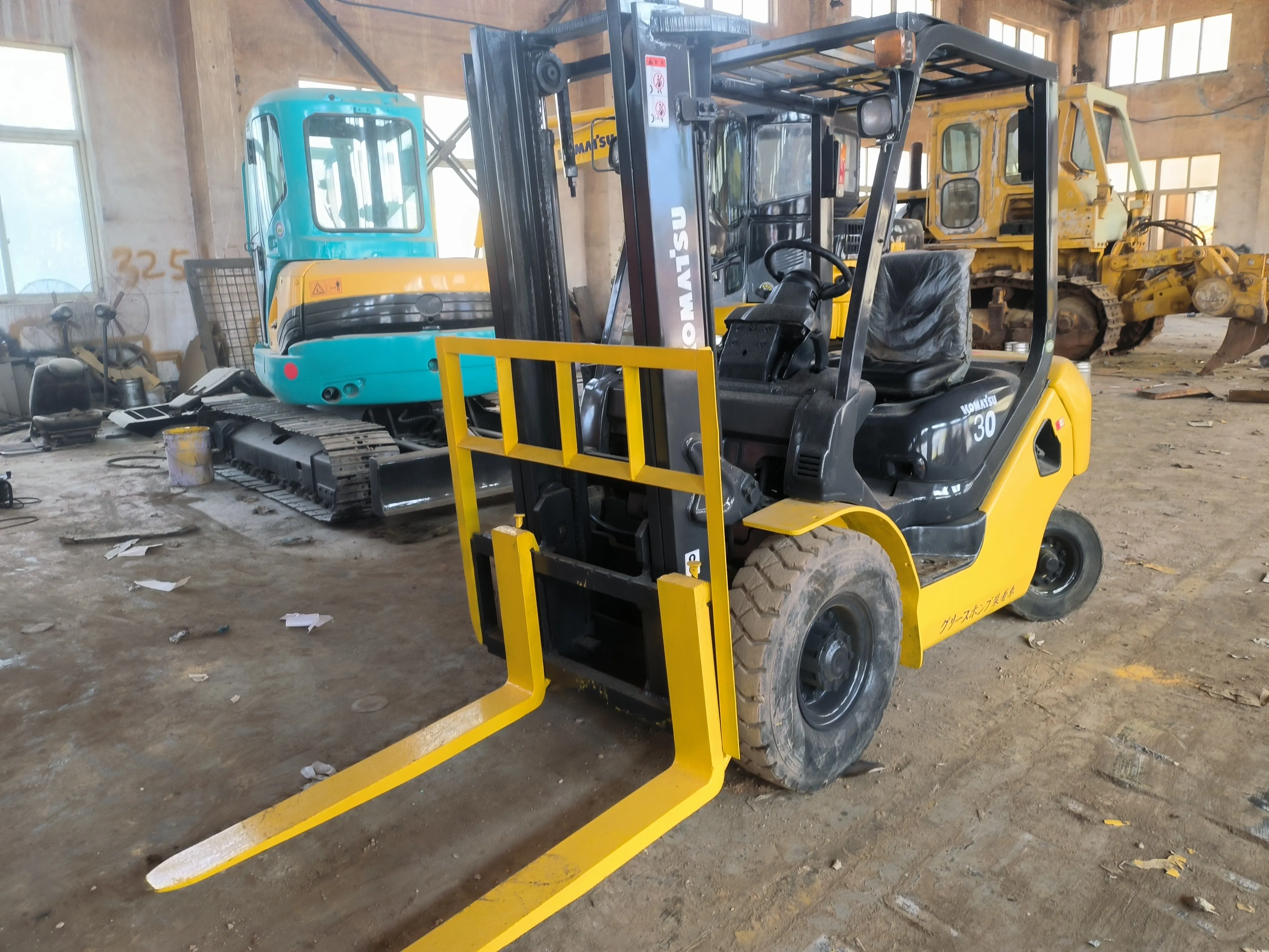 Original japan komatsu FD30 used diesel forklift 3 ton used komatsu diesel forklift FD25 FD40 FD50 cheap price