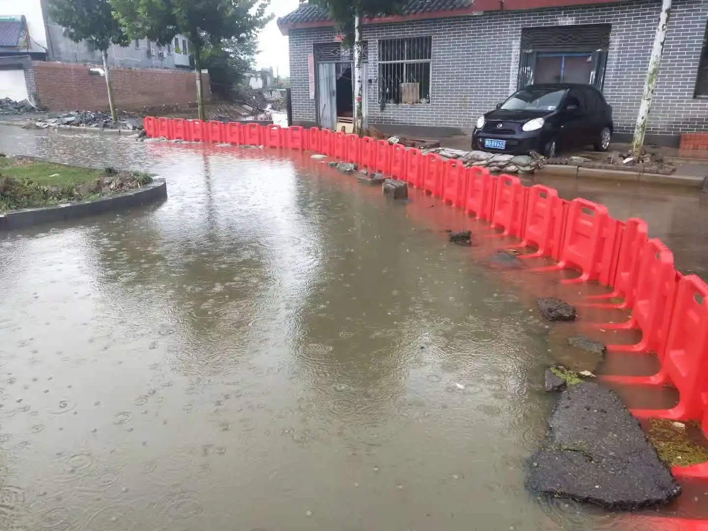 New design inflatable flood barrier quick dam flood barrier for water prevention door