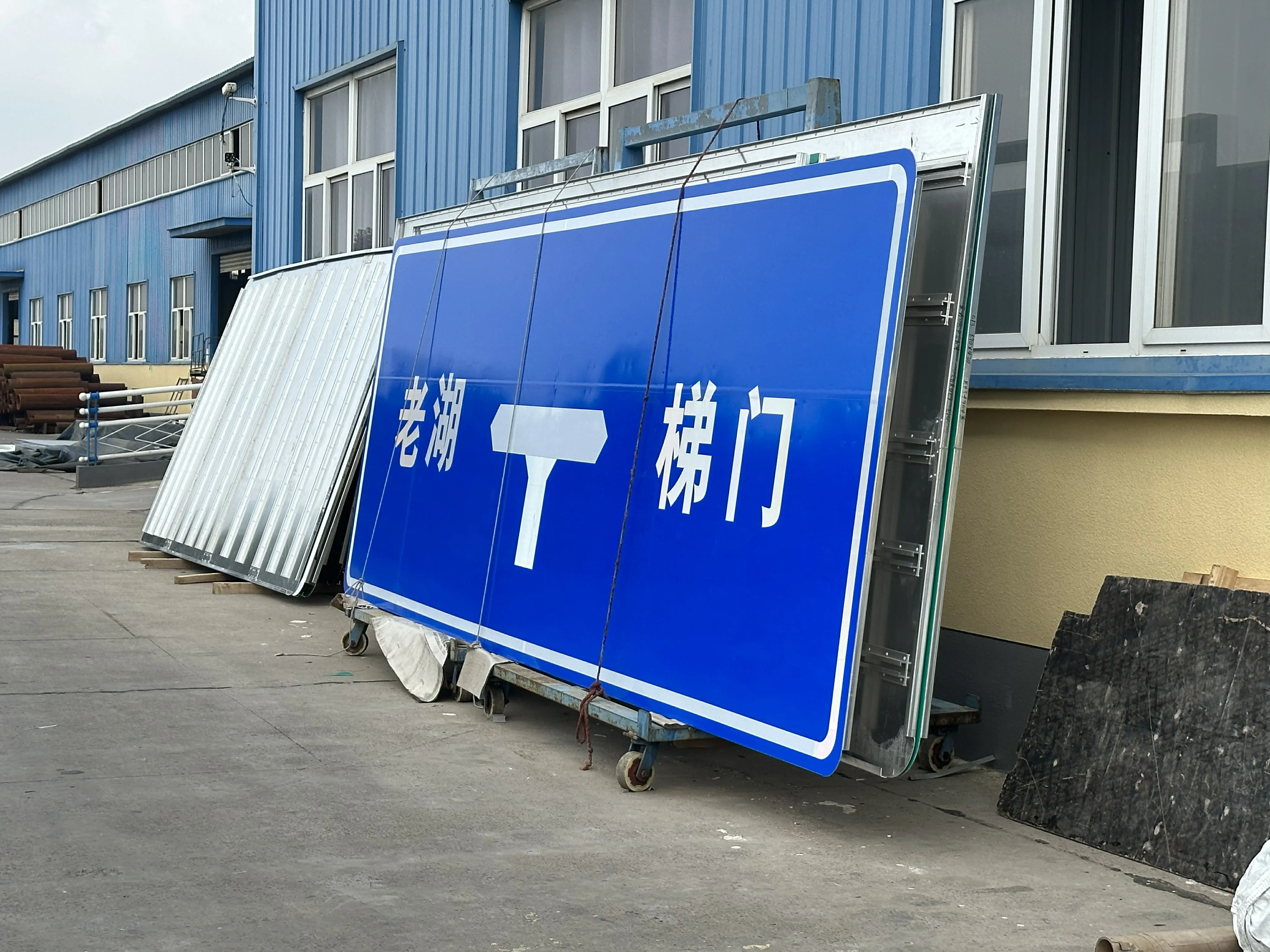 Top Sale Reflective Plastic PVC White Black Aluminum Street Parking Road Signs Safety Traffic Sign Warning Sign Price