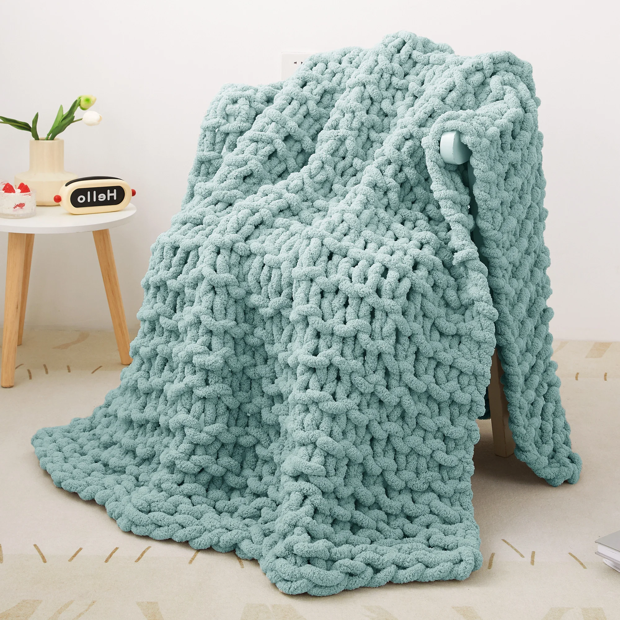 Solid Pattern 100% Polyester Chenille Chunky Yarn Throw Blanket Handmade Cable Knit Lightweight Portable for Bed Use for Winter