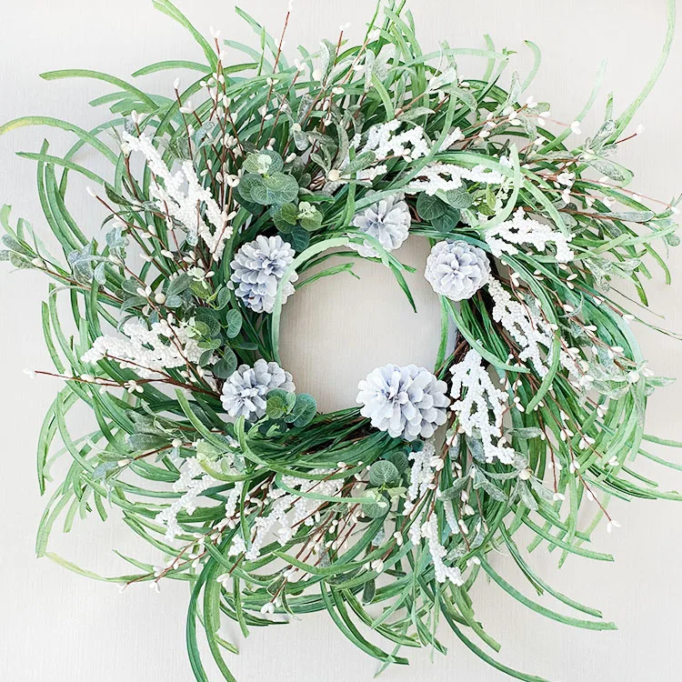 
2021 new design wholesale oem home decoration artificial christmas wreath with White Frosted Berry Pinecone 