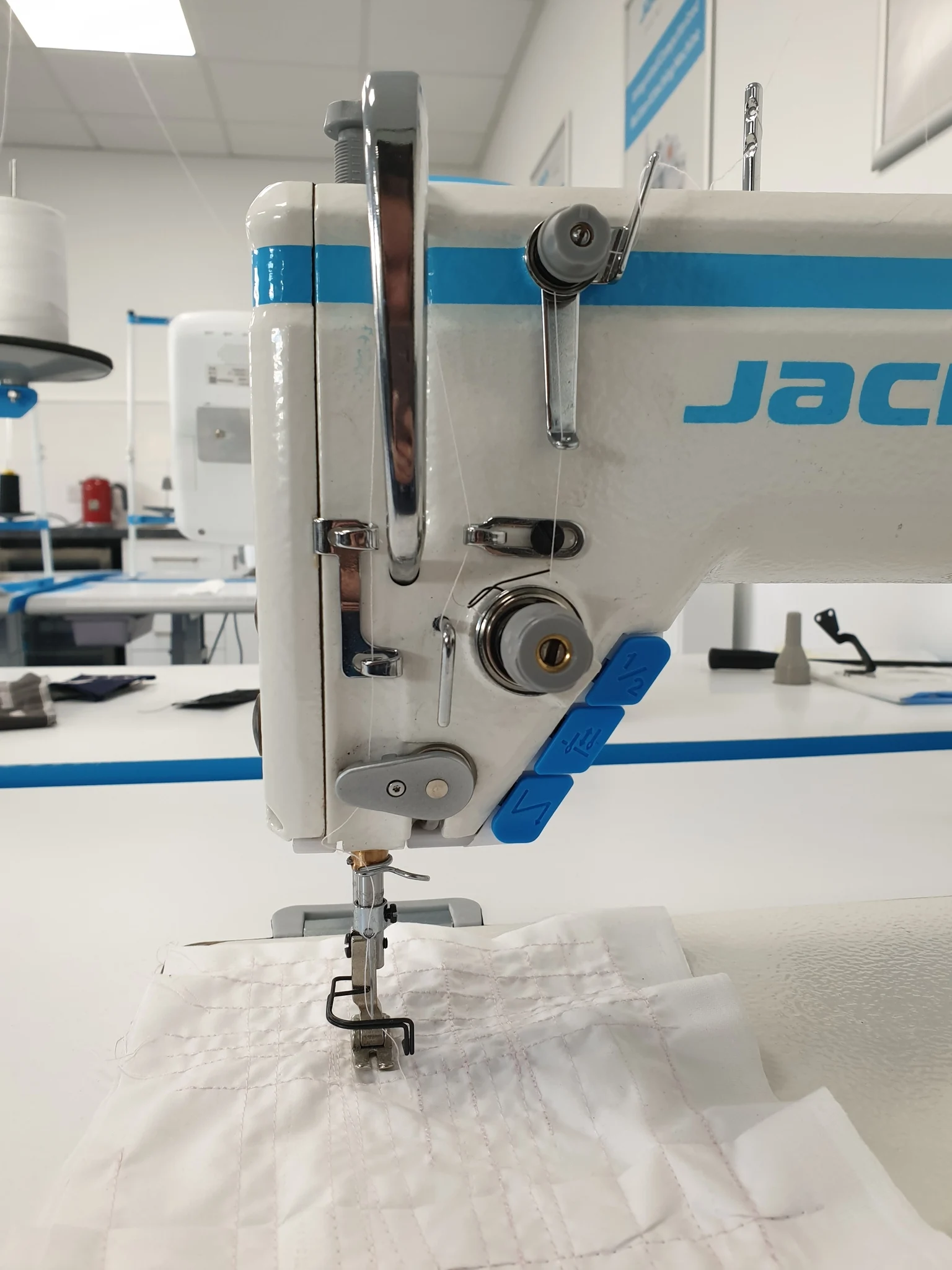 China No.1 brand High Advanced Lock Stitch Machine with Digital Feed Dog Movement and Extra Large Arm Semi-Dry Straight Stitch