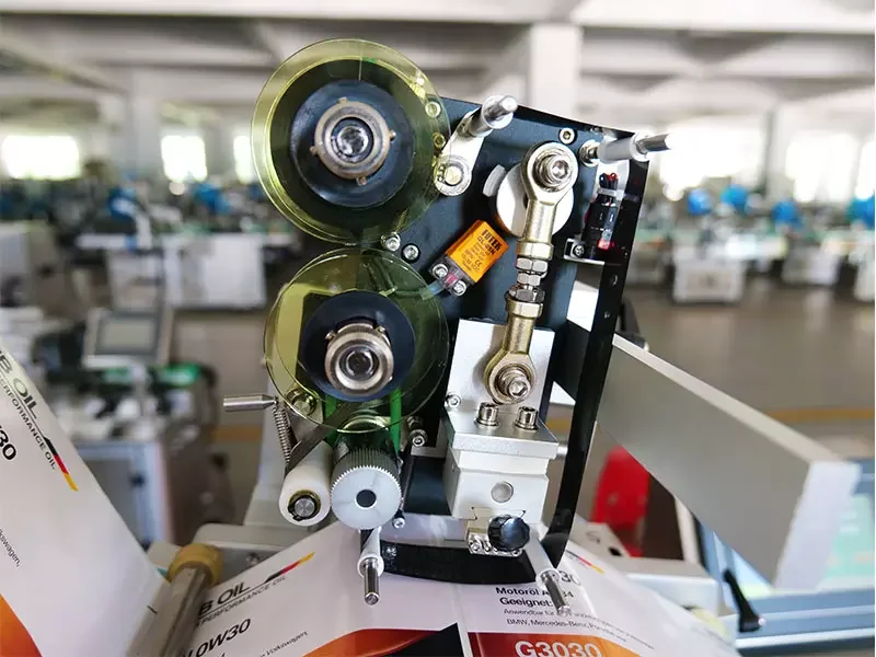 Flat Label Applicator For Flat and Near Flat Items Labeling Machine