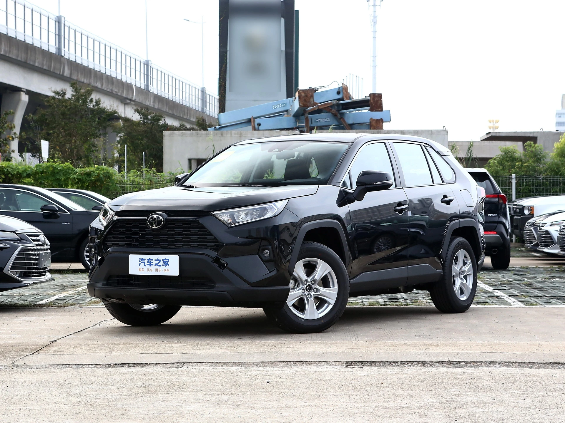 2022 Tyota Rav4 Гибридный внедорожник Подержанный автомобиль для продажи FWD 4L двигатель R18 шины кожаные сиденья размеры 4x4