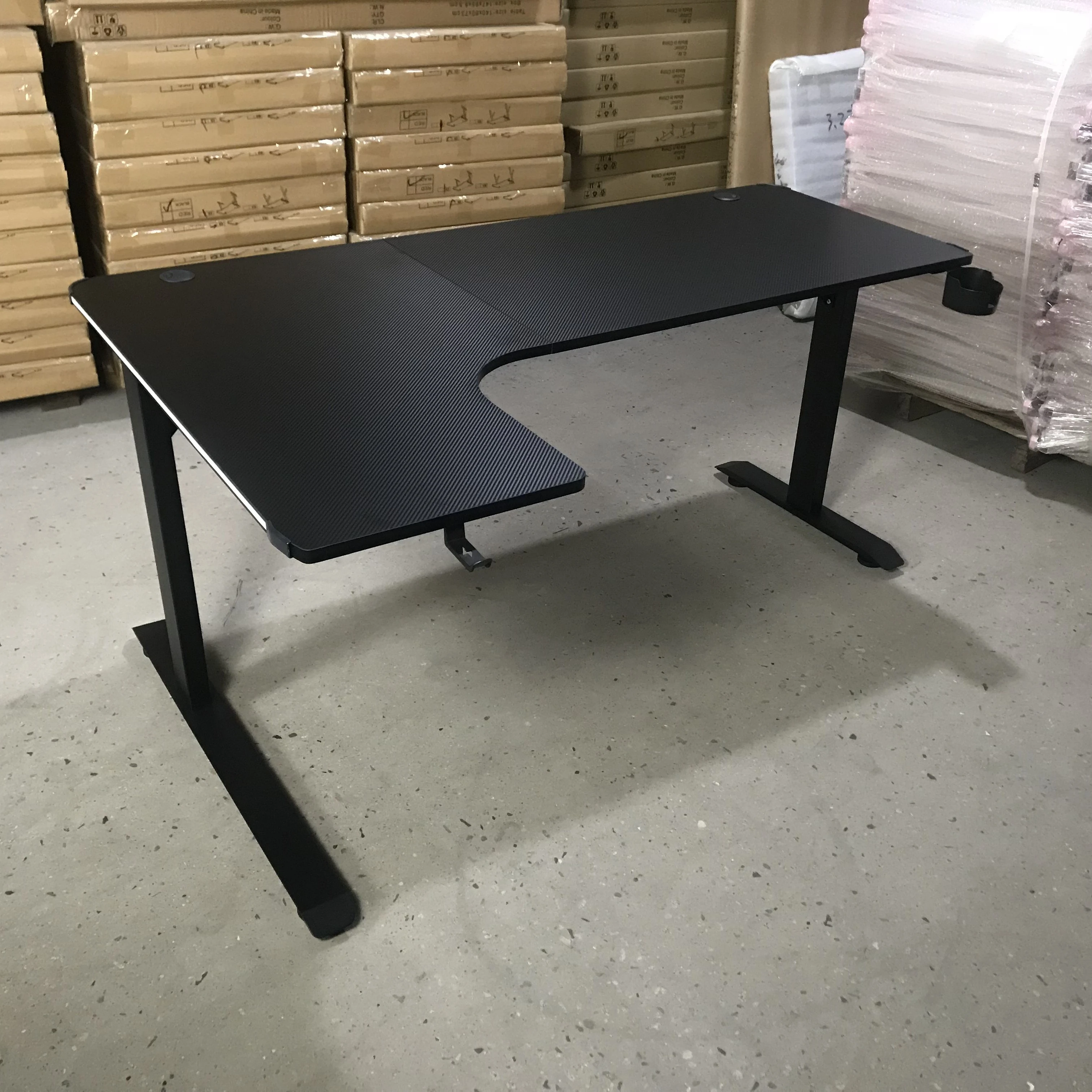 Усовершенствованный игровой стол BEISIJIE L-образной формы с покрытием из углеродного волокна и разноцветными лампами RGB для геймеров L-L Заводская реальная картина