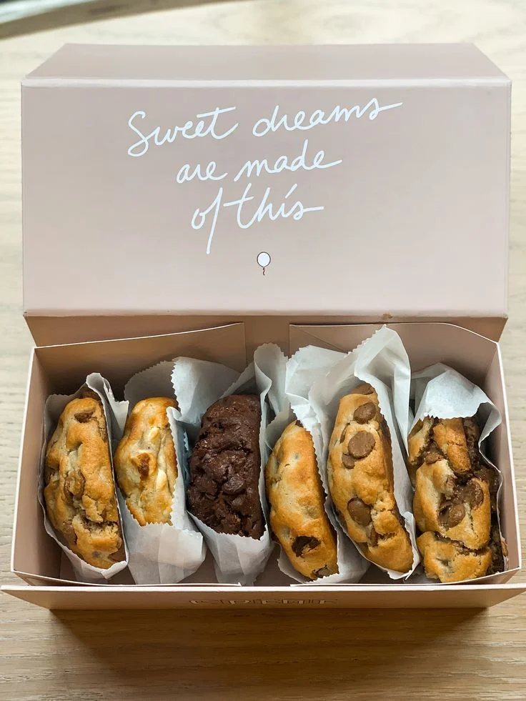 Custom Mixed Petit Croissant Party Pastry Box Chocolate Cookie Kraft Paper Dessert Box Catering Packaging Cheese Platter Box