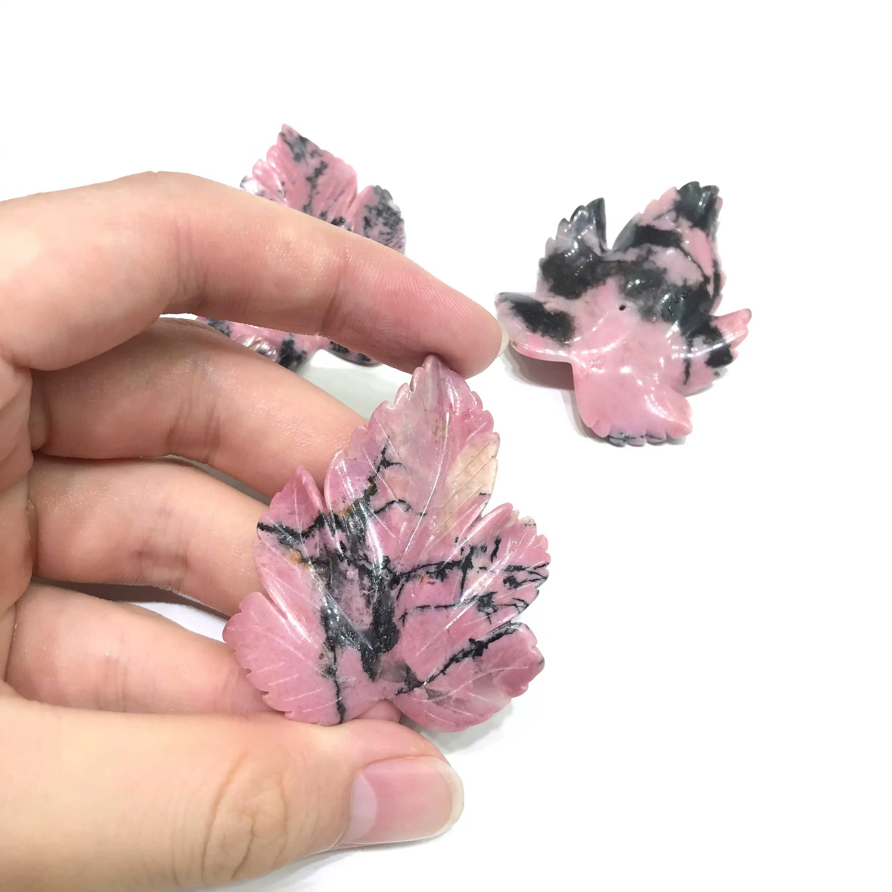 Natural Hand Carved Black Pink Rhodonite Crystal Leaf Carvings With Hole For Gift Decoration