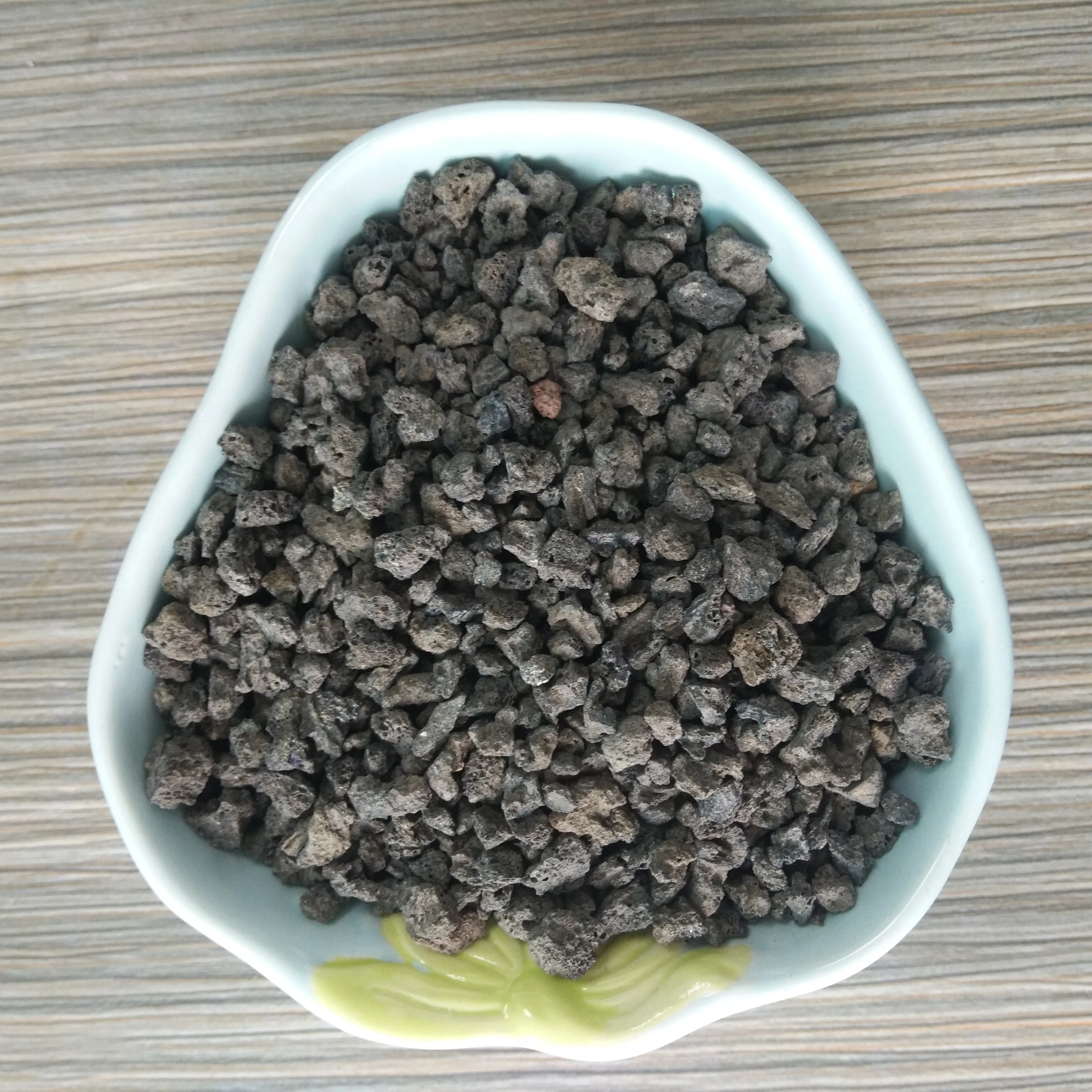 Irregular shape pumice basalt volcanic landscape rocks crushed lava rock black lava stone for gardening