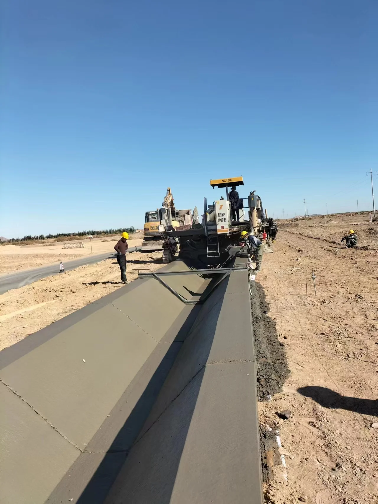 Farmland drainage ditch curb stone sliding film machine NC1800 automatic leveling one-time forming paver