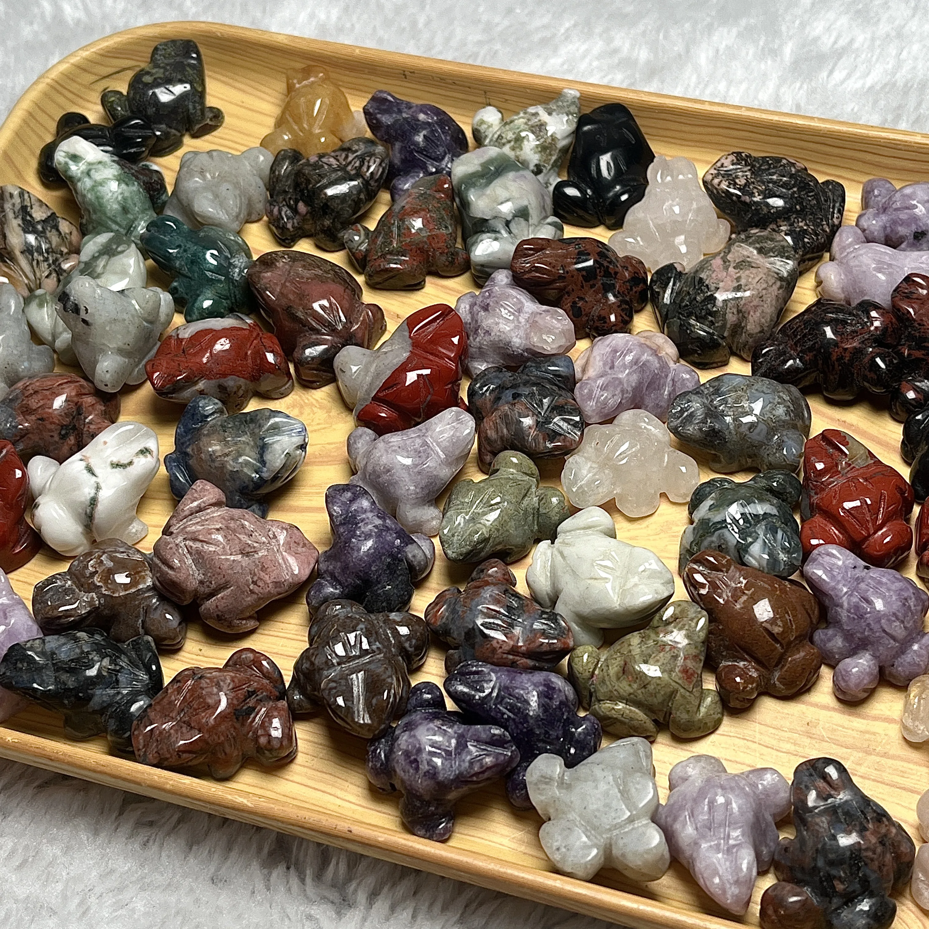 Natural Stone and Crystal Chinese Frog Mini Carvings Hand-Carved Marble Frog Sculptures for Gifts