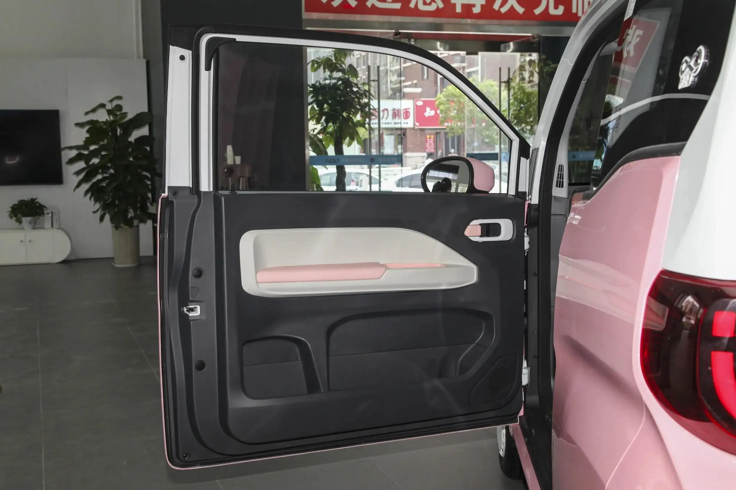 Electric Mini Car Chery Qq Ice Cream 3-door 4-seater 20kw Mini Electric Passenger Vehicles Cheap Mini Electric Cars For Adult