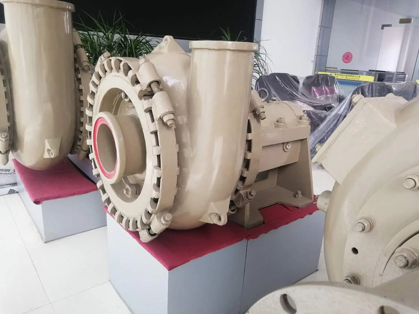 
centrifugal end suction sea sand pump sucks sand 