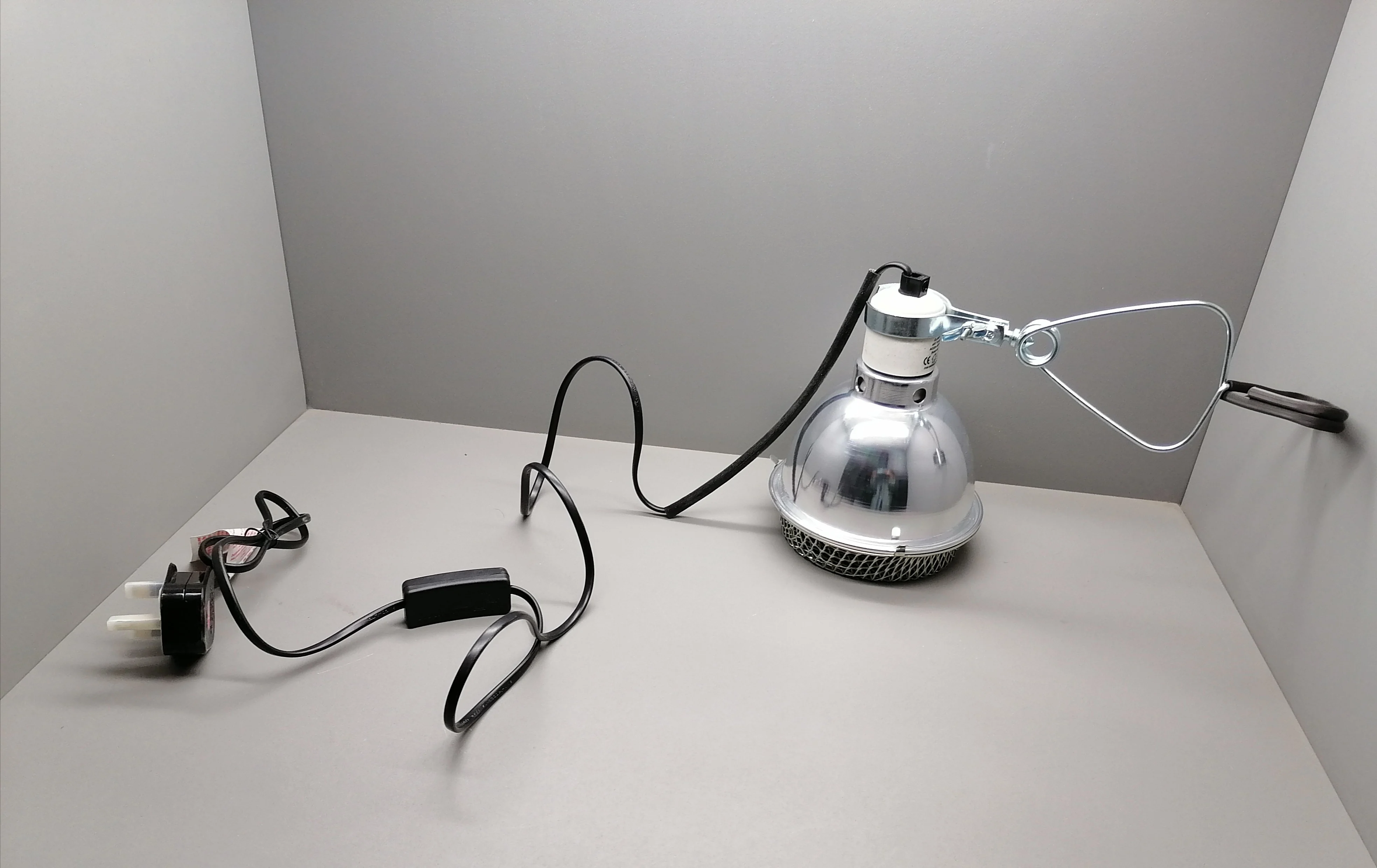 
Direct Factory Customized Safety Grip dome Reptile Clamp Lamp for Pets/Poultry with mesh enclosure 