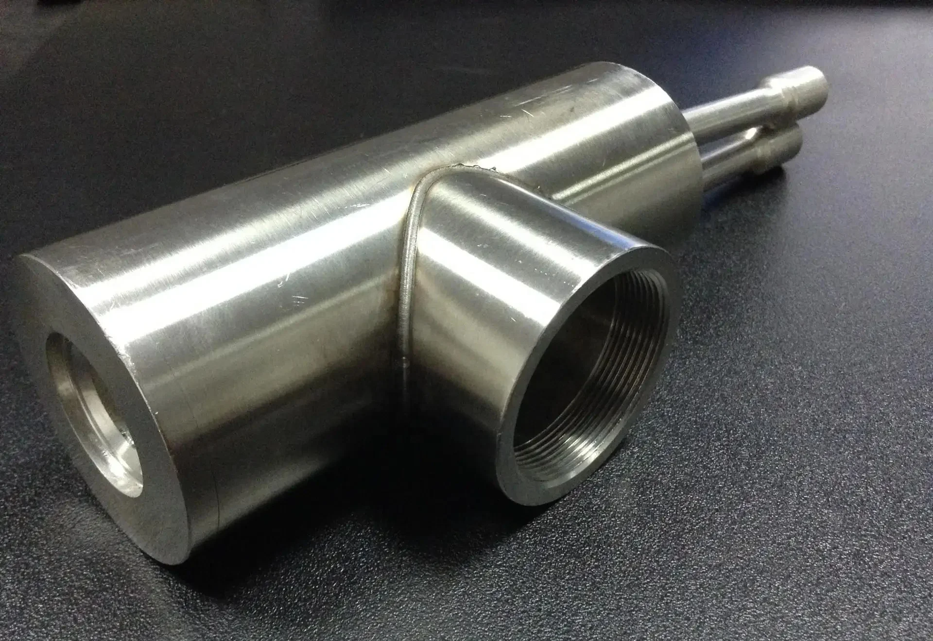 2023 TOP sellers best price 1000w 2000w 3000w Can be customized automatic fiber laser welding machine for teapot weld