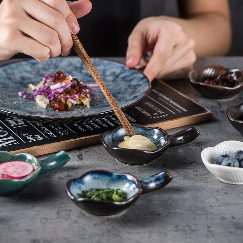 Creative Japanese Style Plum Blossom-shaped Soy Sauce Ketchup Appetizer Ceramic Side Dish Porcelain Dip Bowl Set with Handle