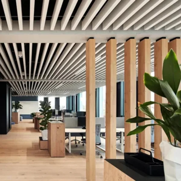 Популярная форма растягивающаяся алюминиевая перегородка потолочная плитка водостойкие офисные здания металлический потолок