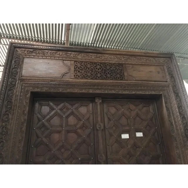 Старая индийская входная дверь старинная резная
