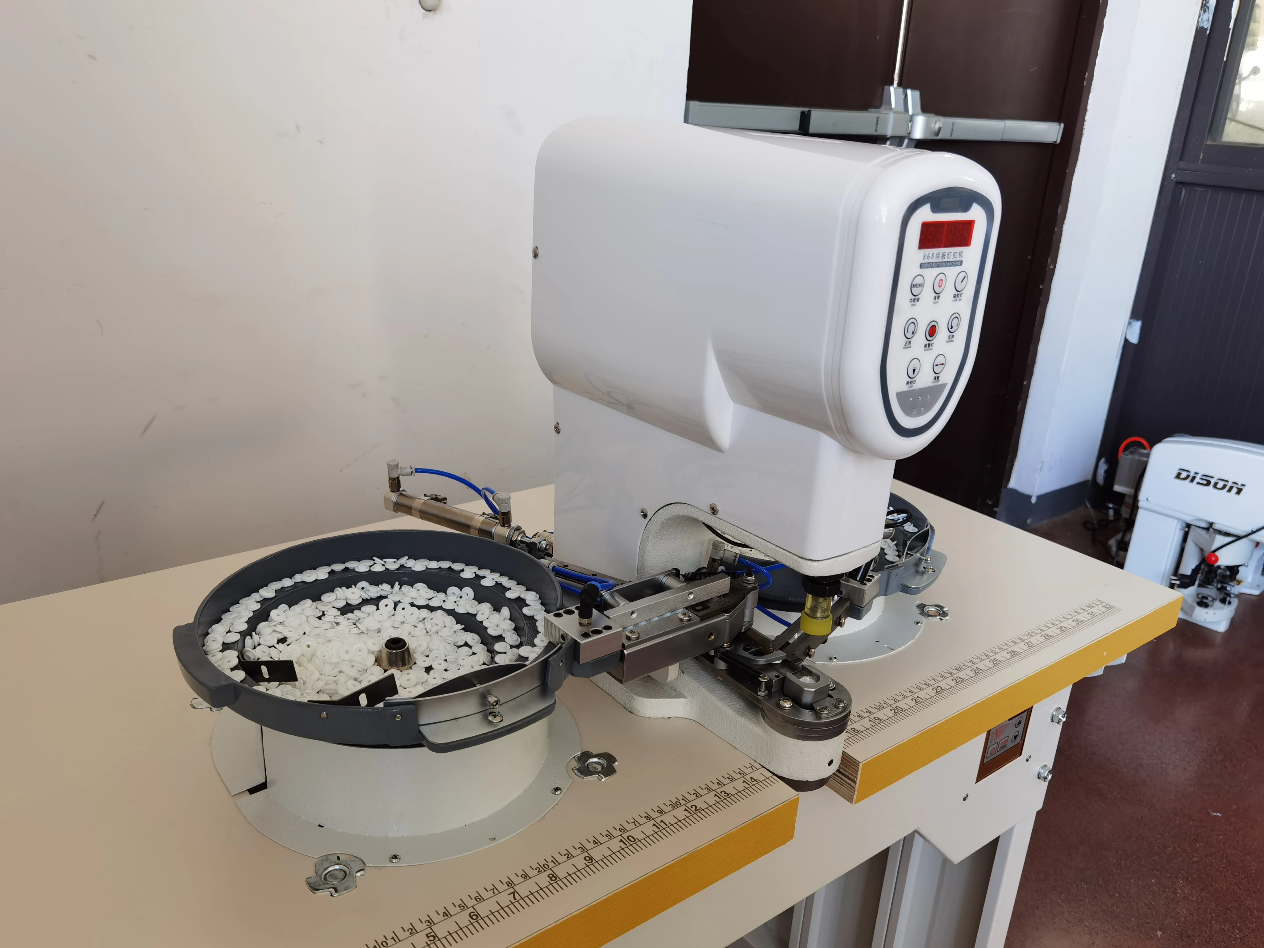 DS-868  Servo Snap Button attaching Machine New Type