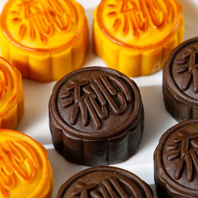 Cantonese style flavored matcha chocolate flowing heart mooncake asian snacks milk yellow sauce heart mooncake