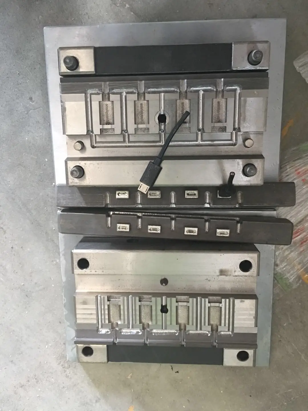 OEM customized usb cable plastic injection mould  data cable mold