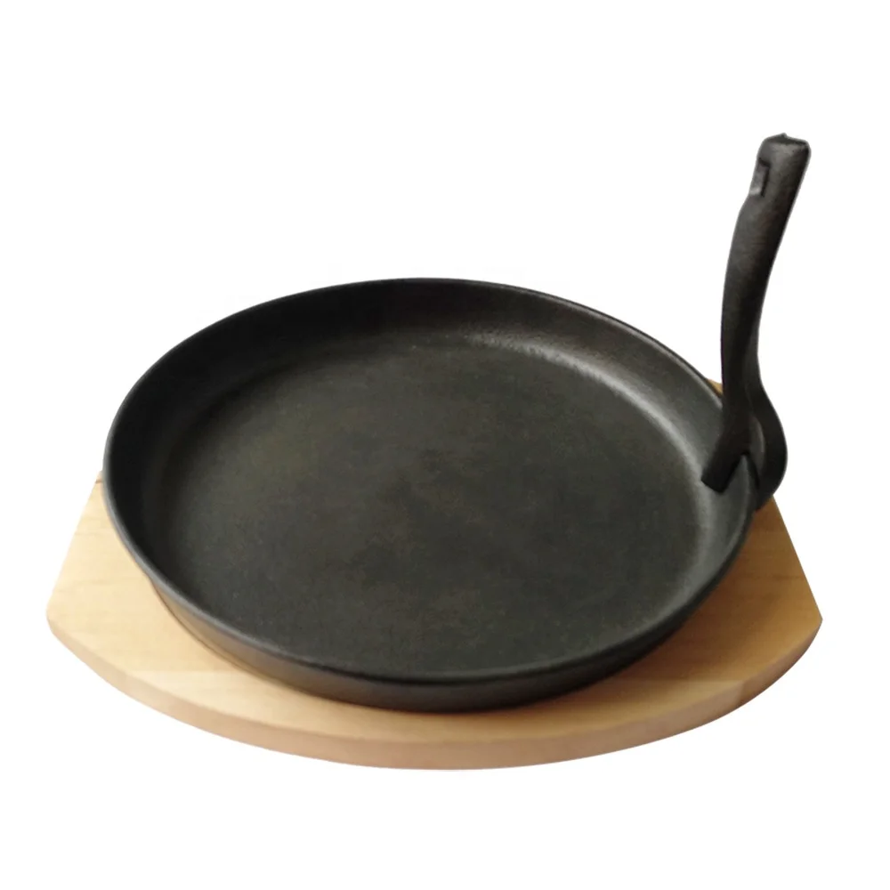Round pre-seasoned cast iron sizzler plate with wooden base