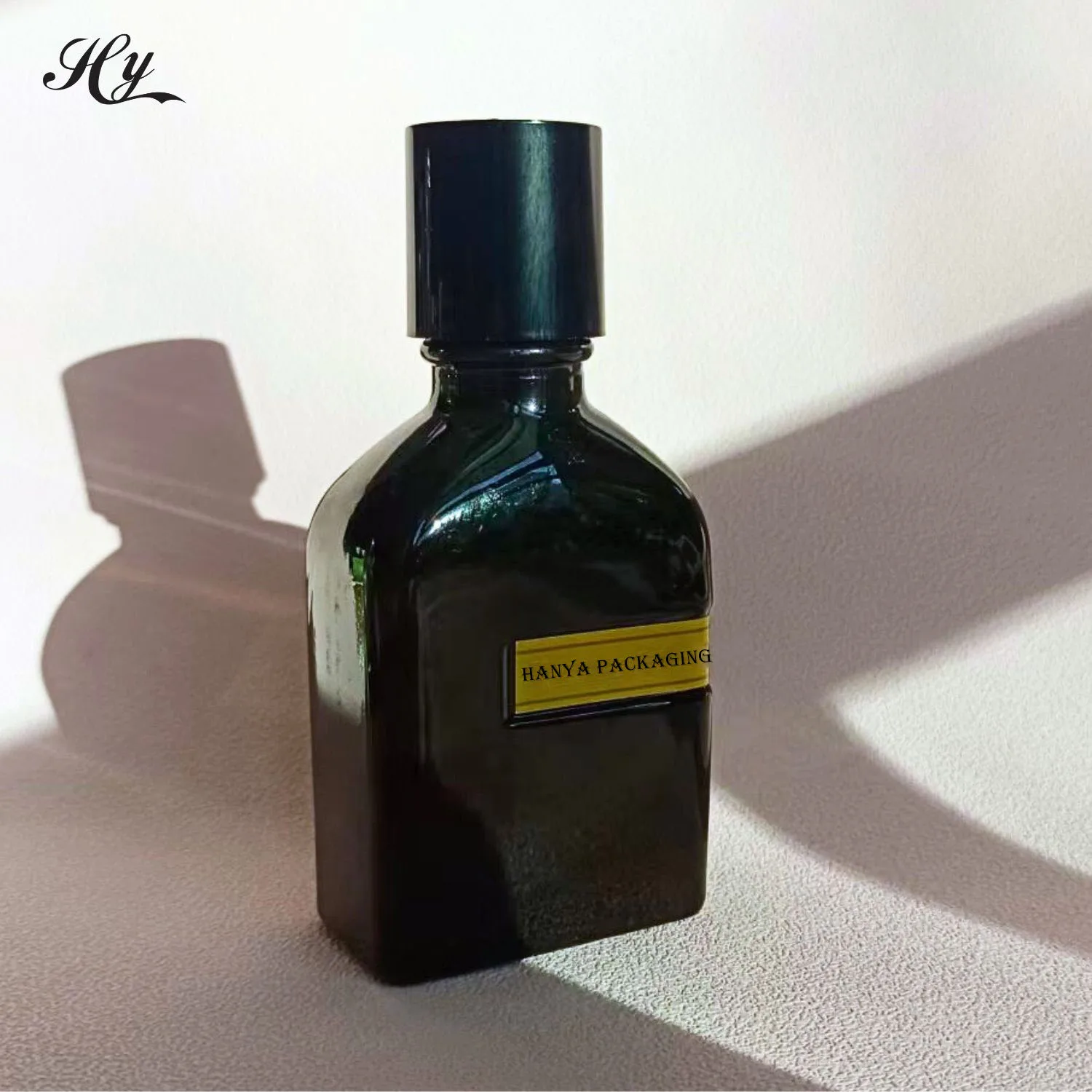 Hanya Custom Square Cube Perfume Bottle 30ml 50ml 100ml Clear Red Black Pink Color Perfume Glass Bottles With Plastic Cap