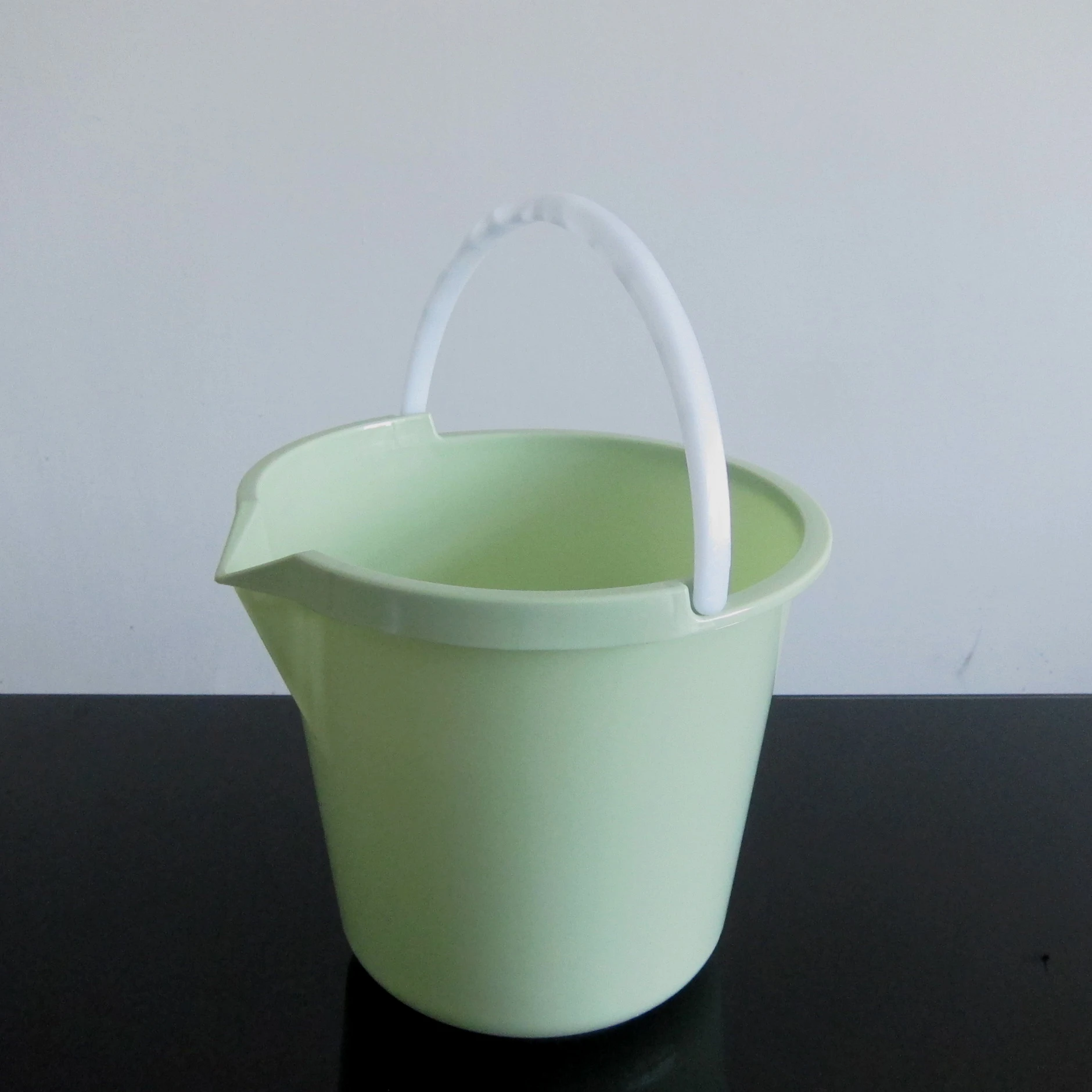 Good quality 10L plastic bucket With Handle Water Washing Bucket