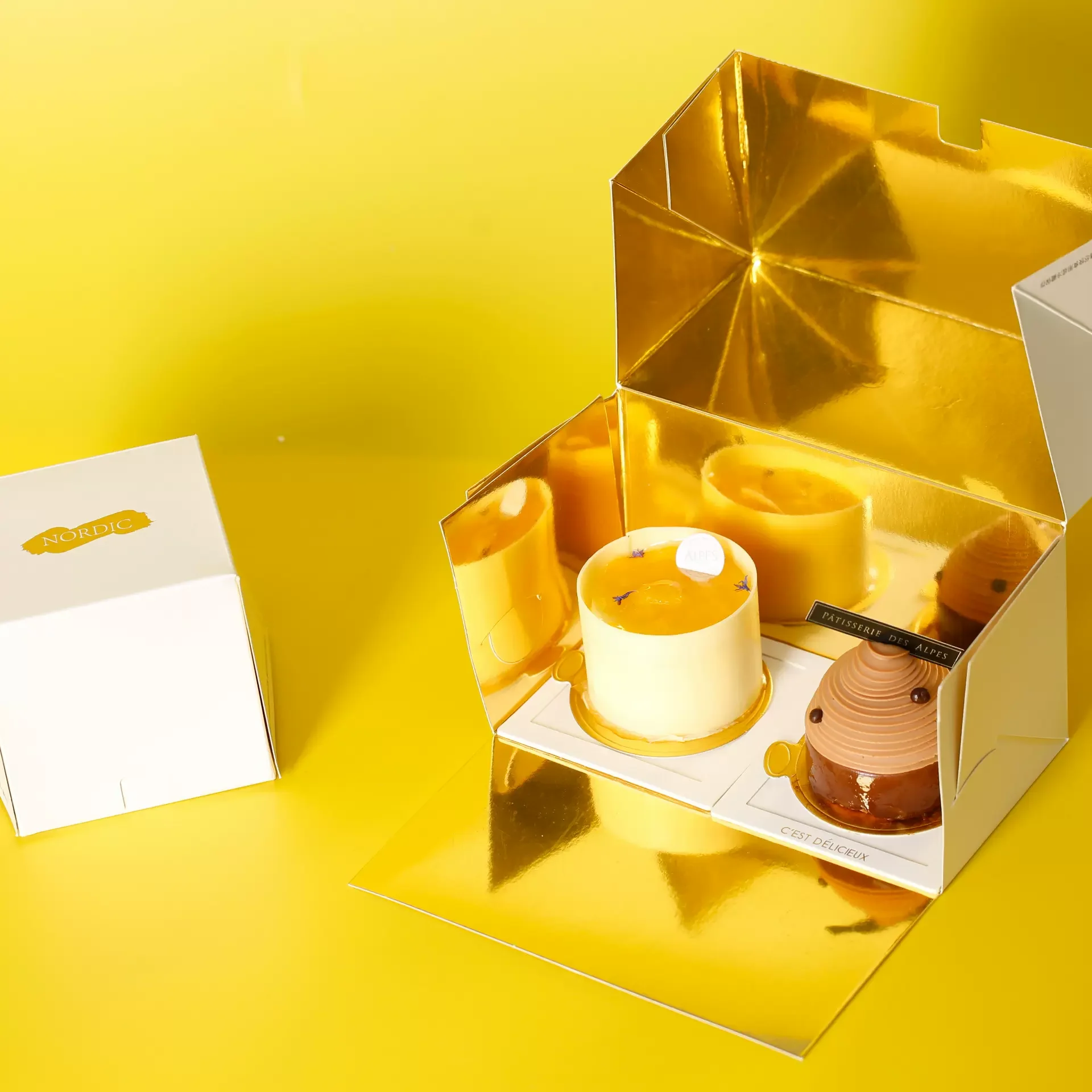 Luxury Gold stamping Dessert Box Set Cake Food Grade Paper Ice Pack Partition Mousse Cut Cake