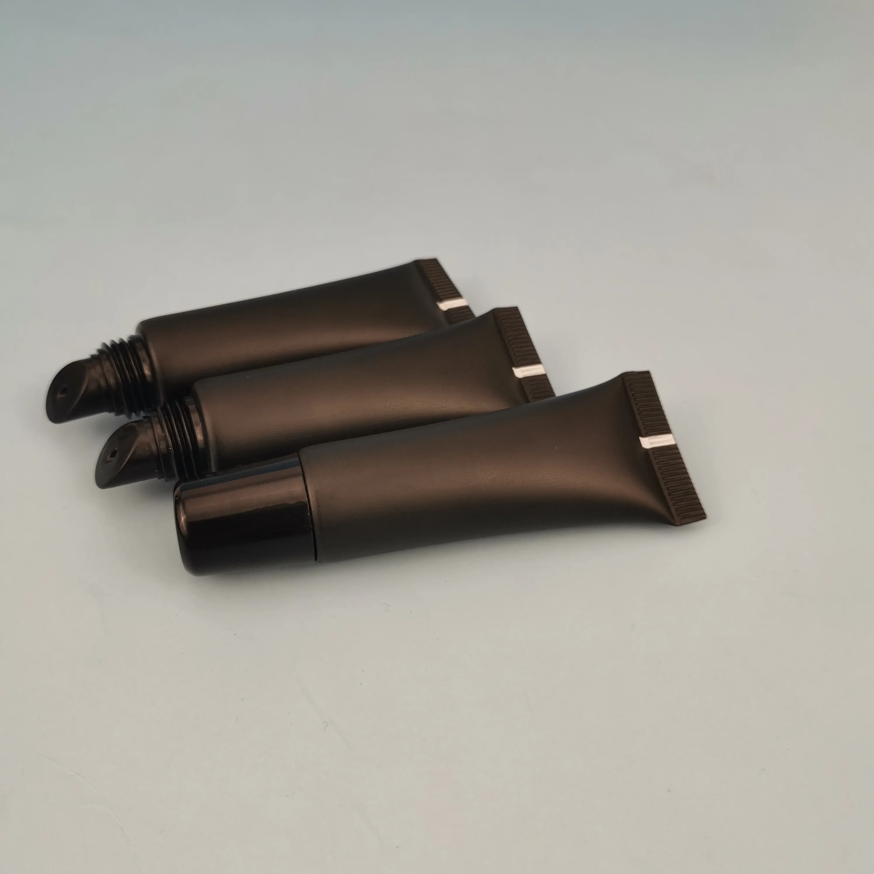 Cosmetic hot sale msds certificate round  10 ml black lip applicator squeeze plastic tubes for lip plumper