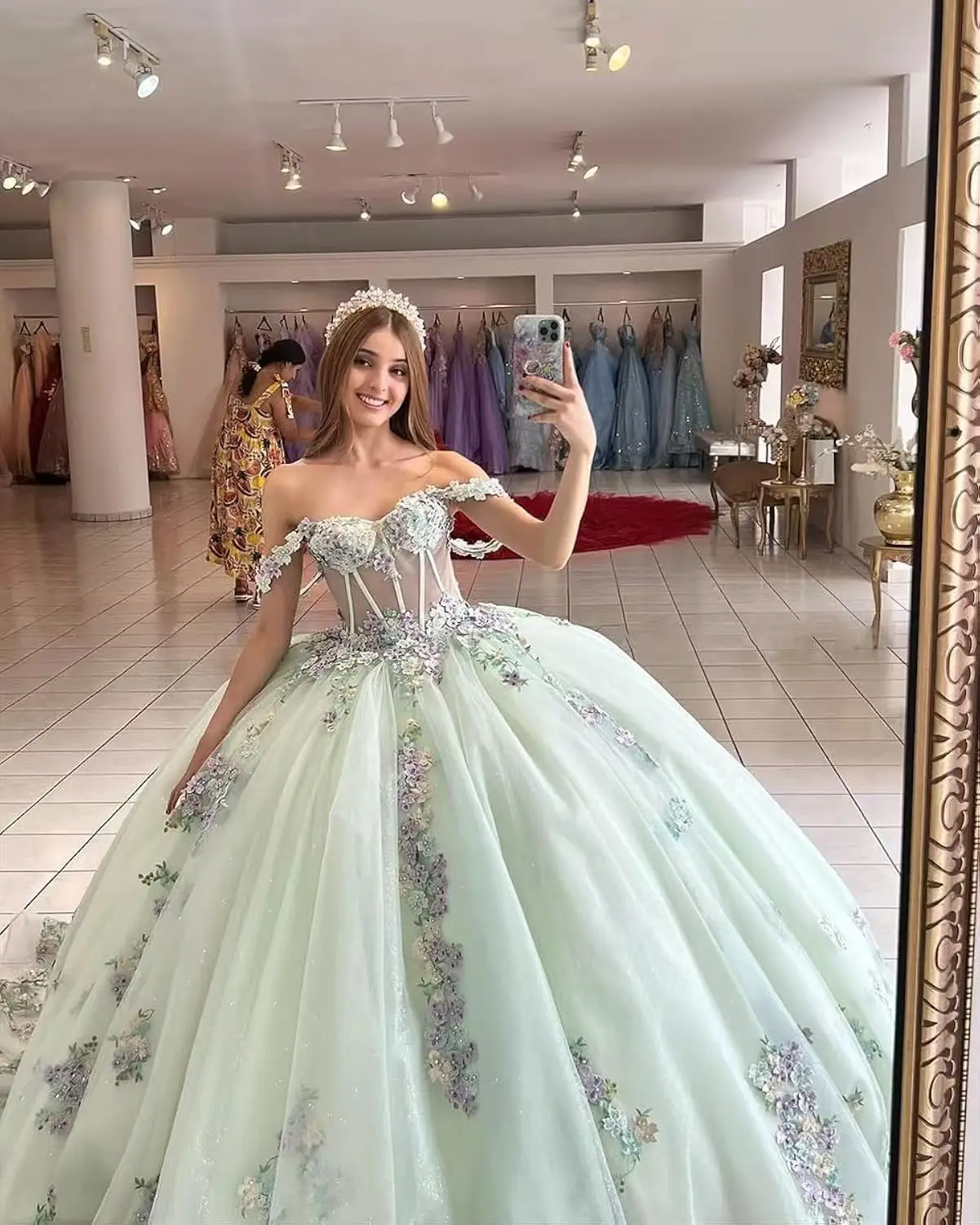 Кружевное блестящее платье с открытыми плечами