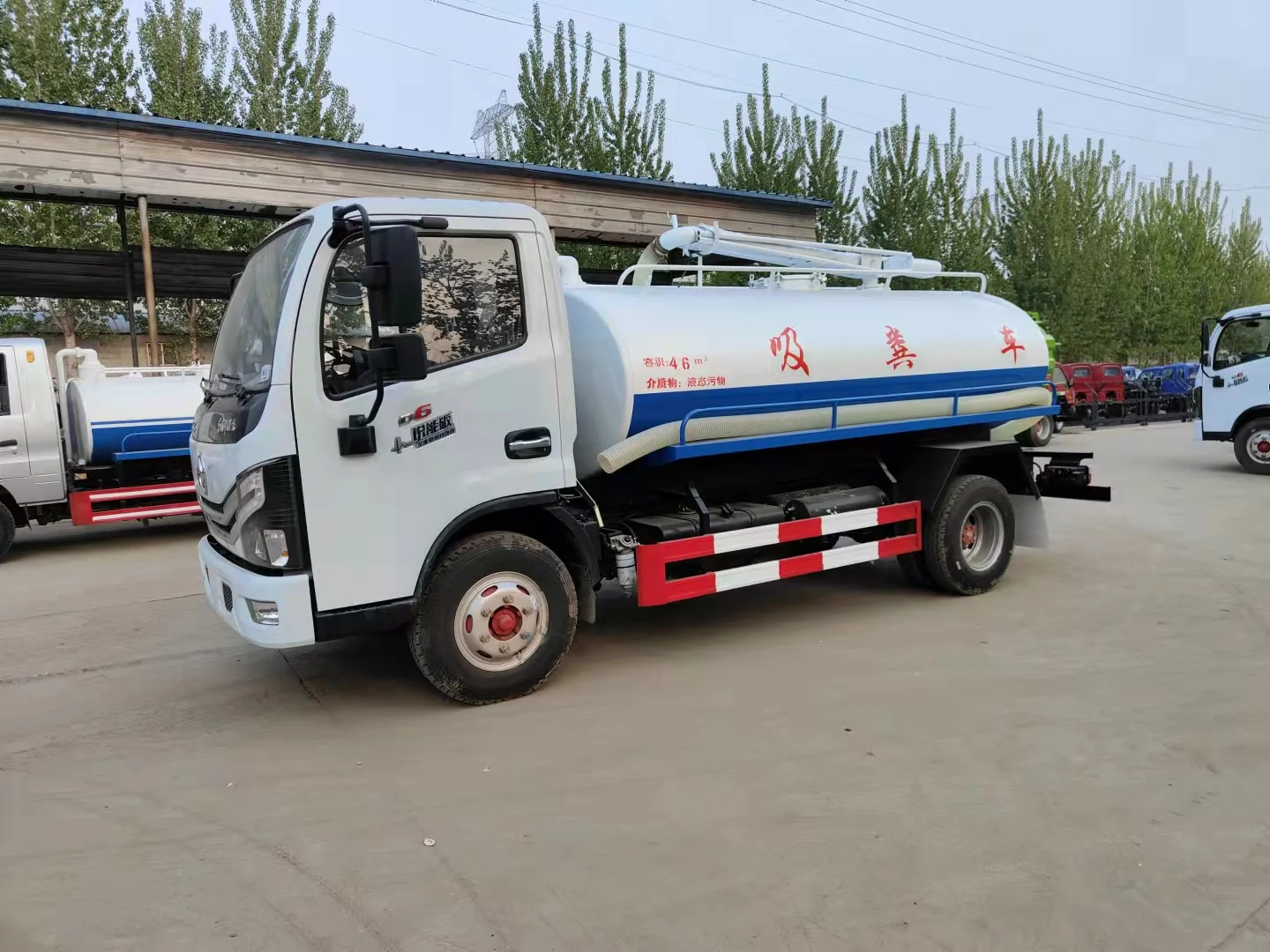 Mobile three wheeled suction truck, agricultural vacuum suction truck, environmental sanitation manure transport vehicle