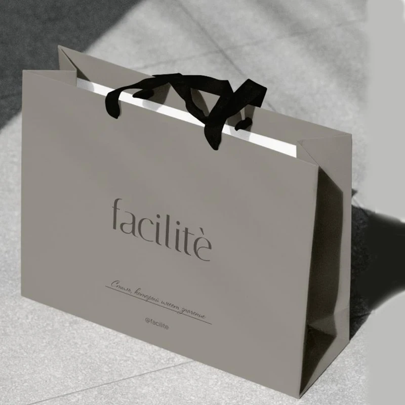 Wholesale custom white card board paper gift bag with custom logo with ribbon handle