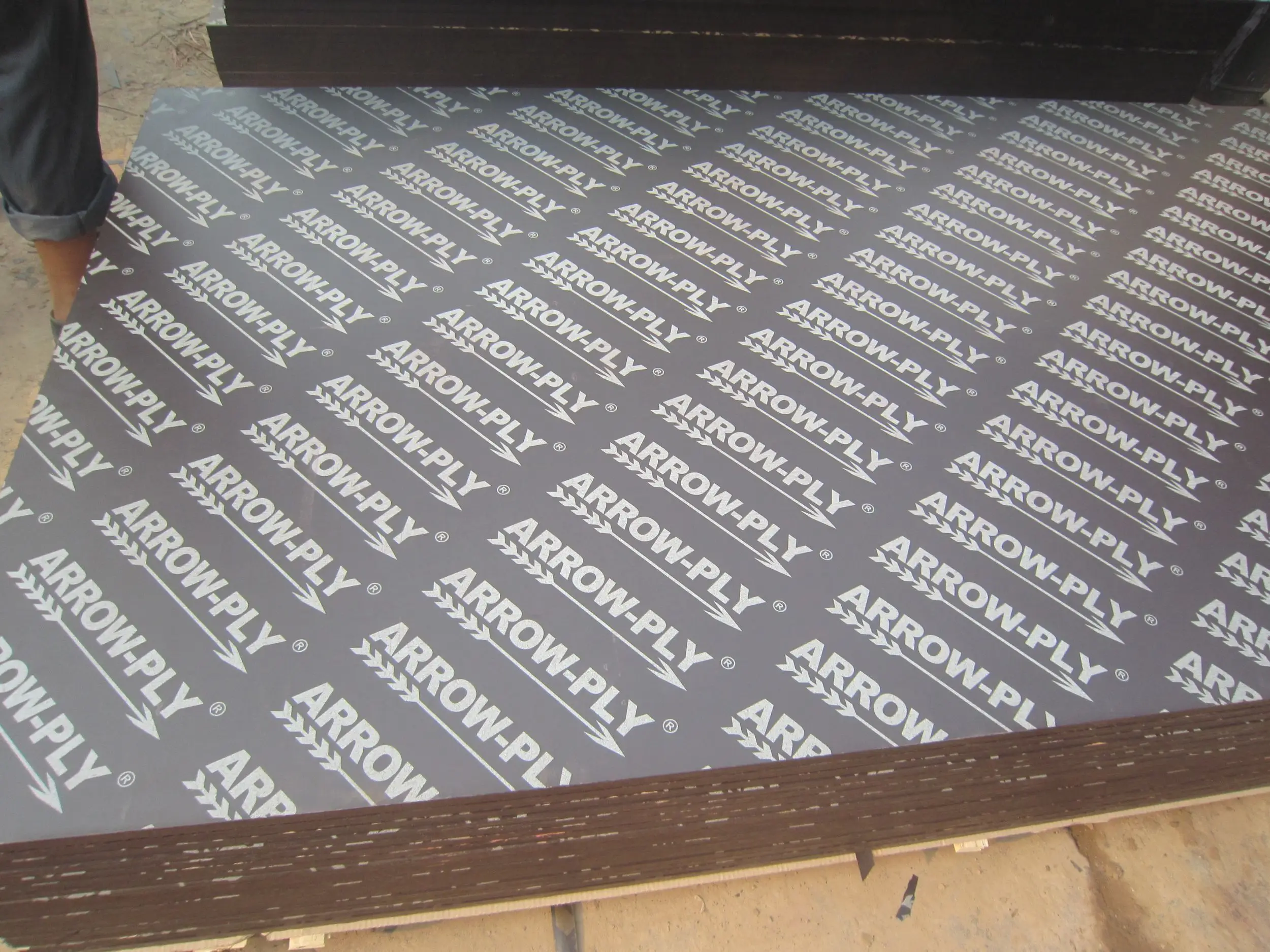 Factory direct sale 4x8 different types laminated of film faced plywood for building