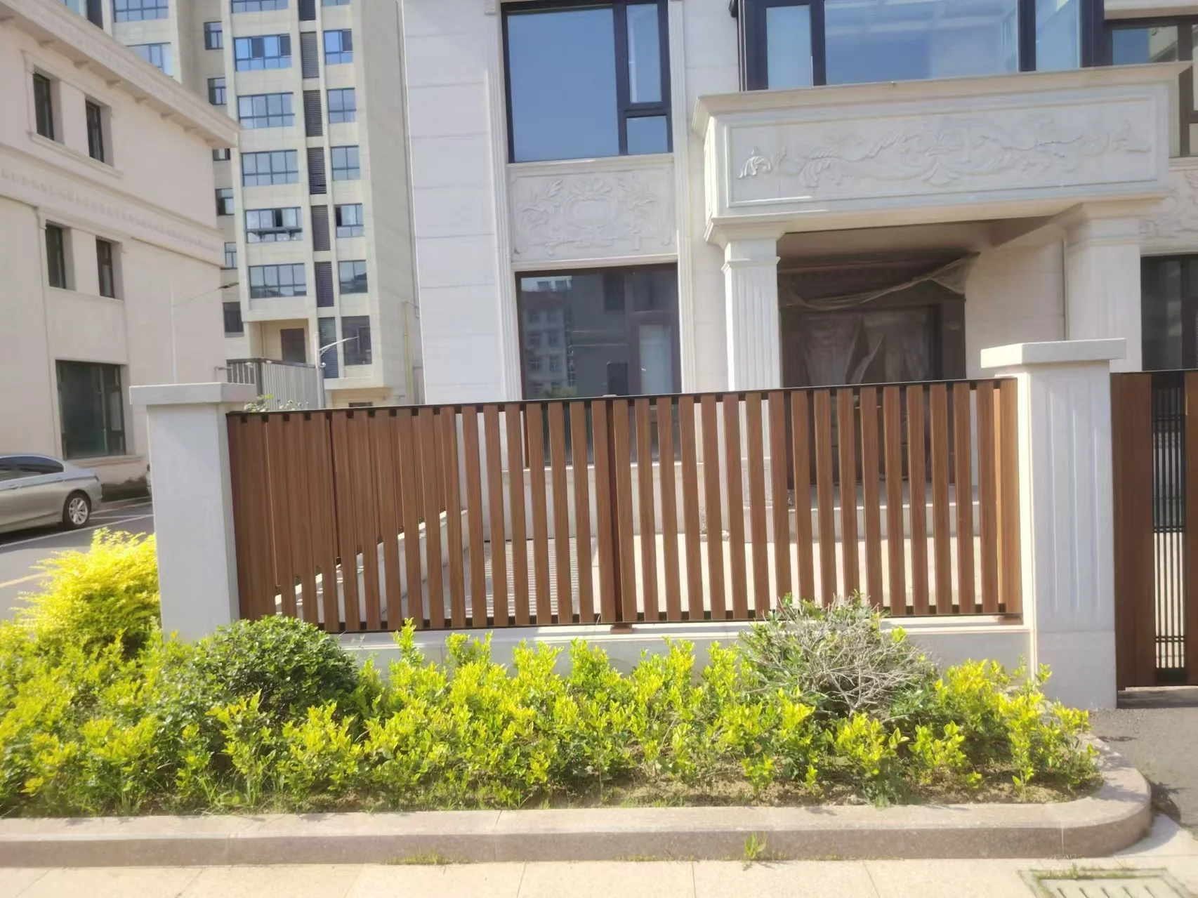 Hot Sale sells custom new outdoor aluminum fences and gate fences
